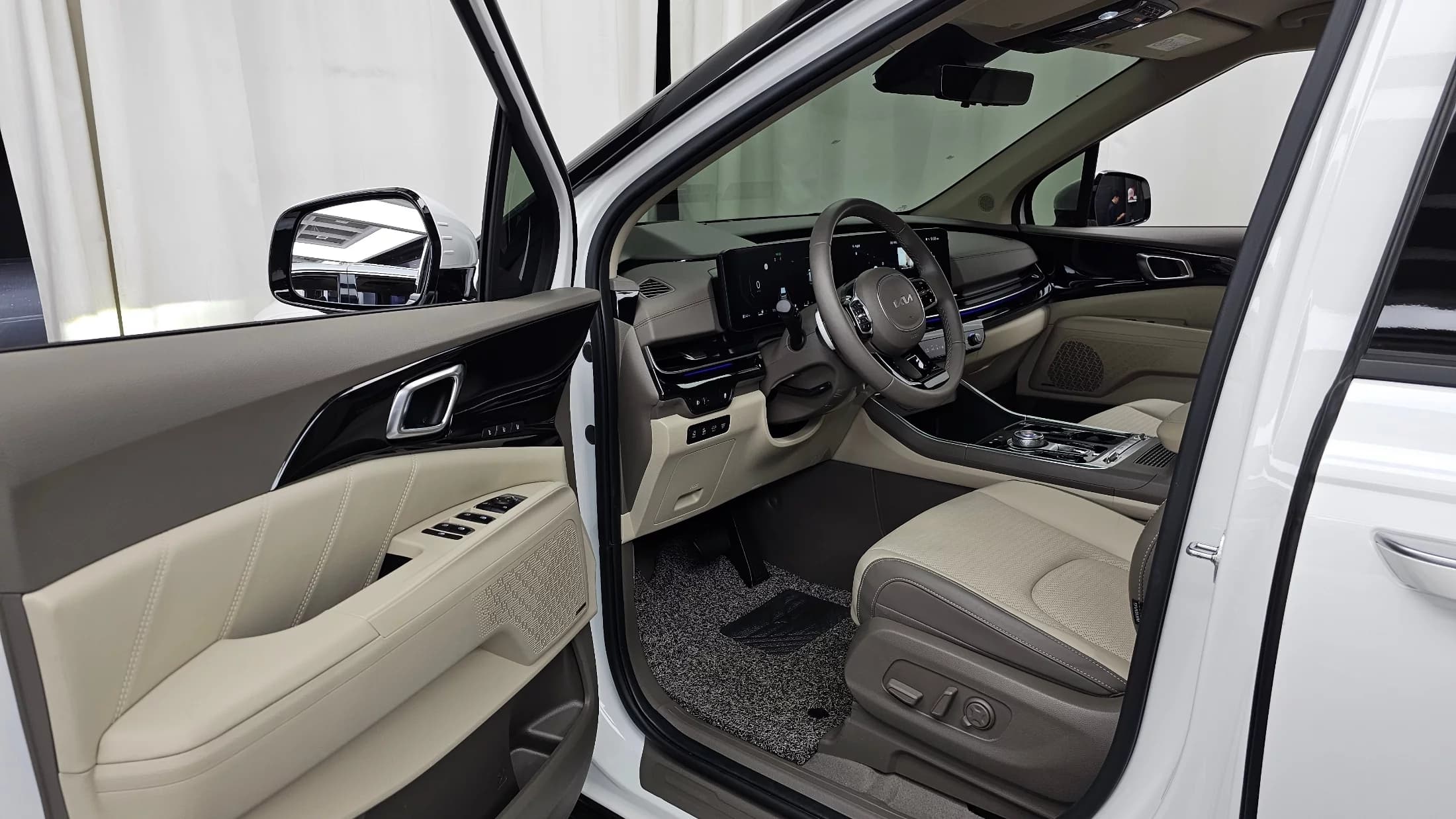 Kia Carnival Gasoline 9-Seater Hi Limousine Signature, 2024 г. 23118 км. — фото 10