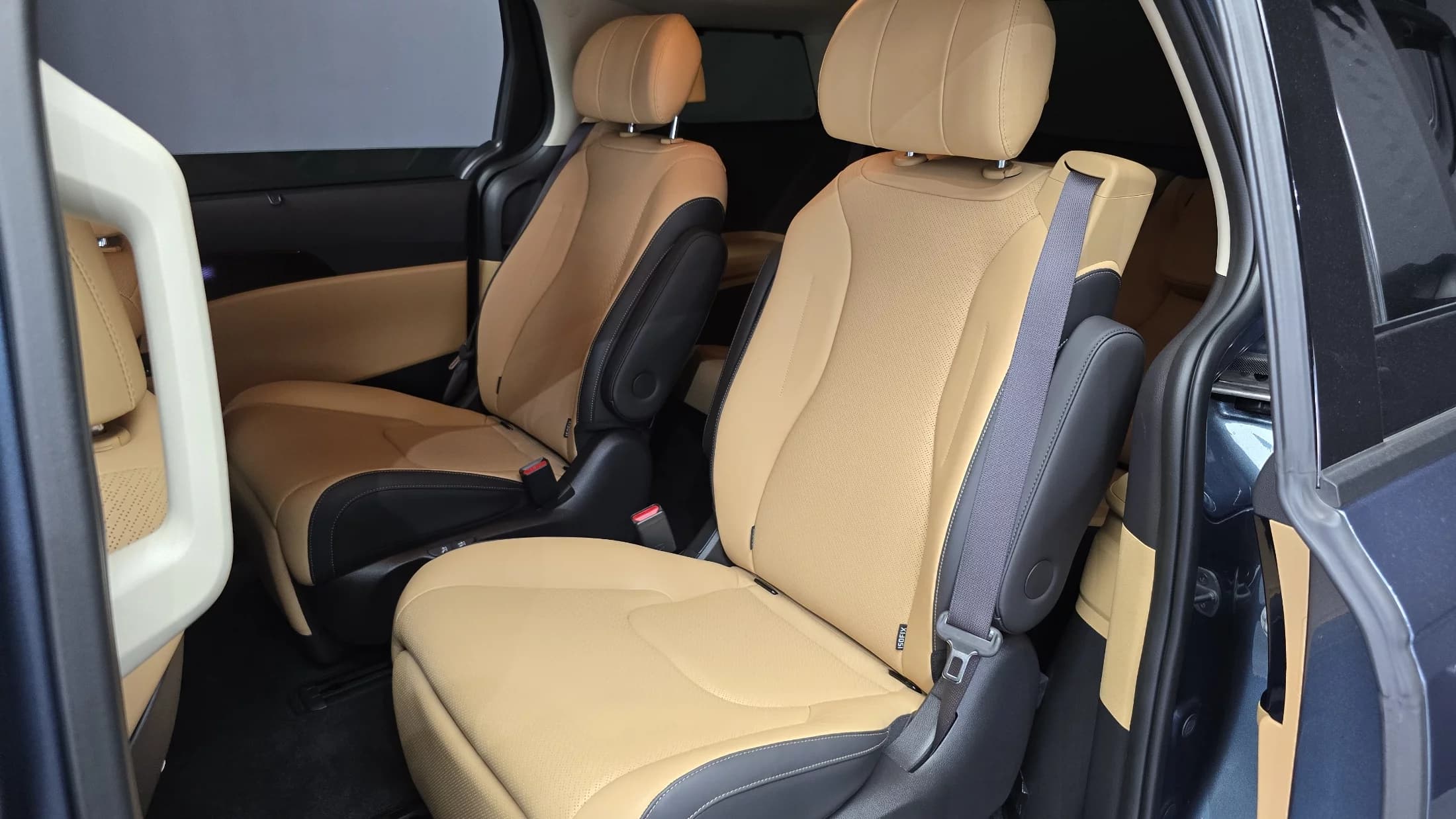 Kia Carnival Gasoline 7-Seater Signature, 2023 г. 47023 км. — фото 12