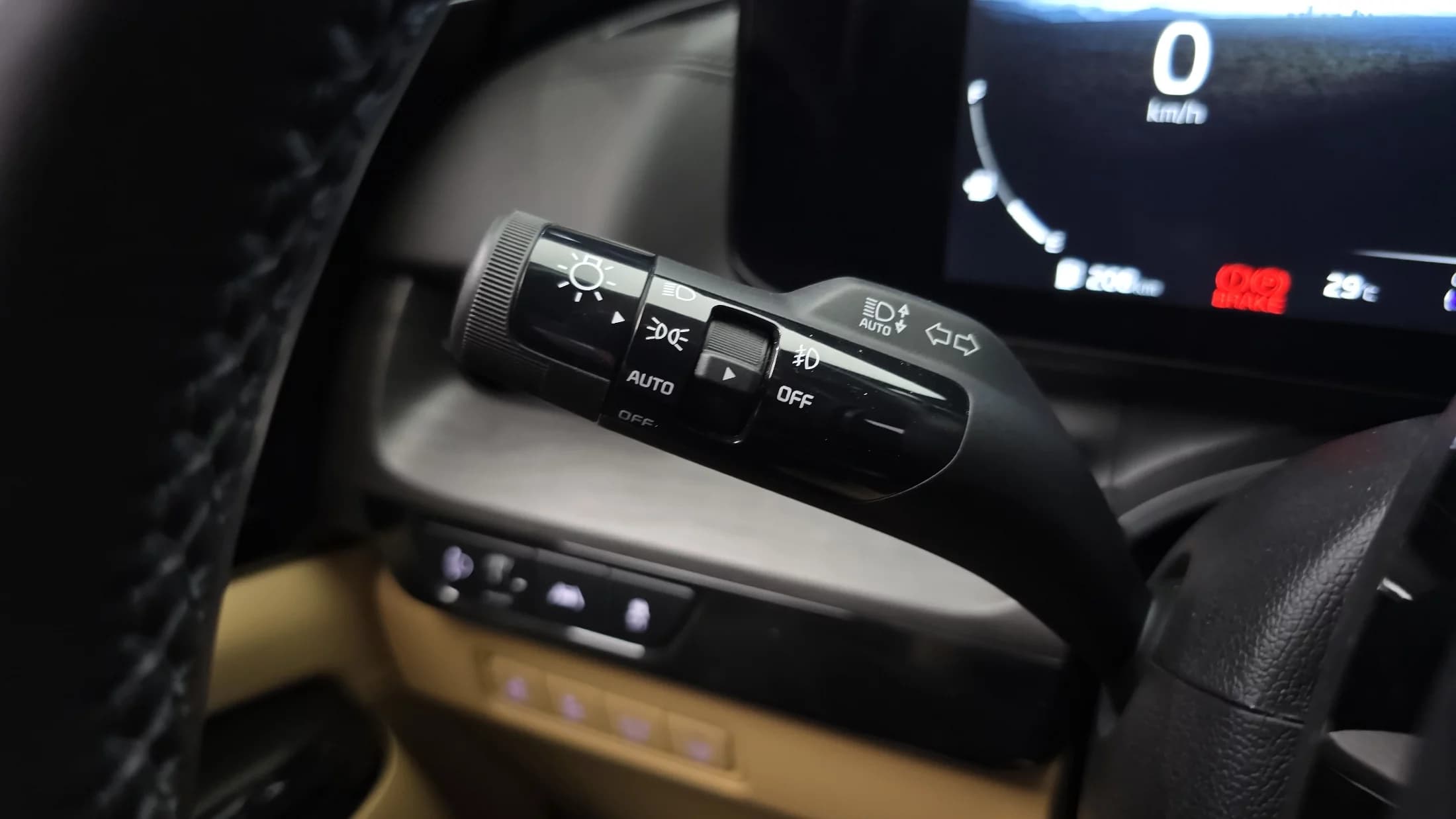 Kia Carnival Gasoline 7-Seater Signature, 2023 г. 47023 км. — фото 17
