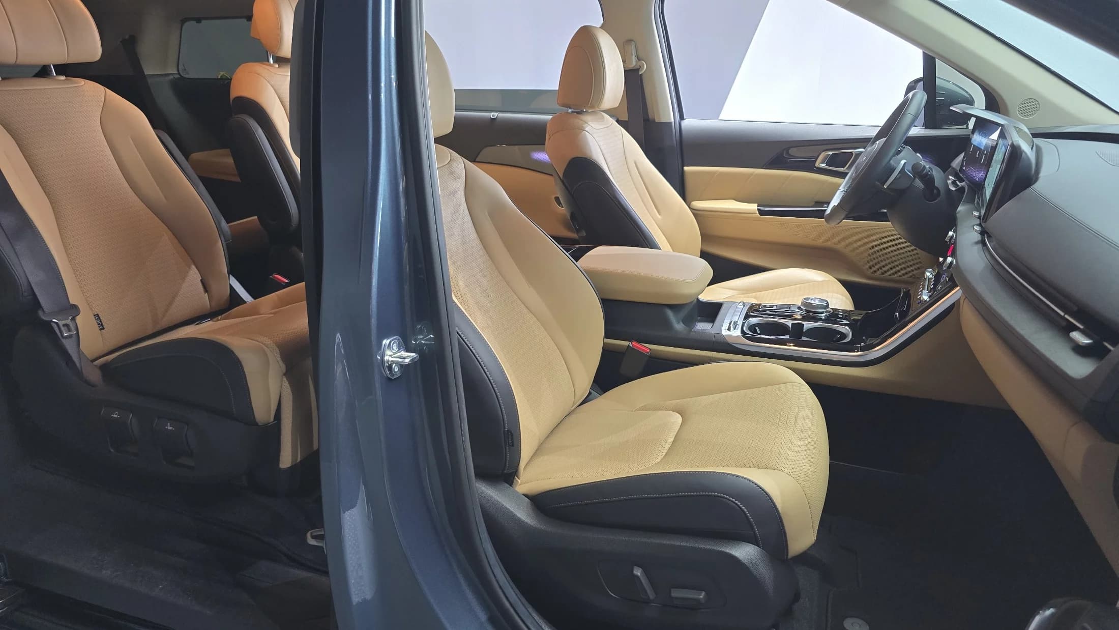 Kia Carnival Gasoline 7-Seater Signature, 2023 г. 47023 км. — фото 10