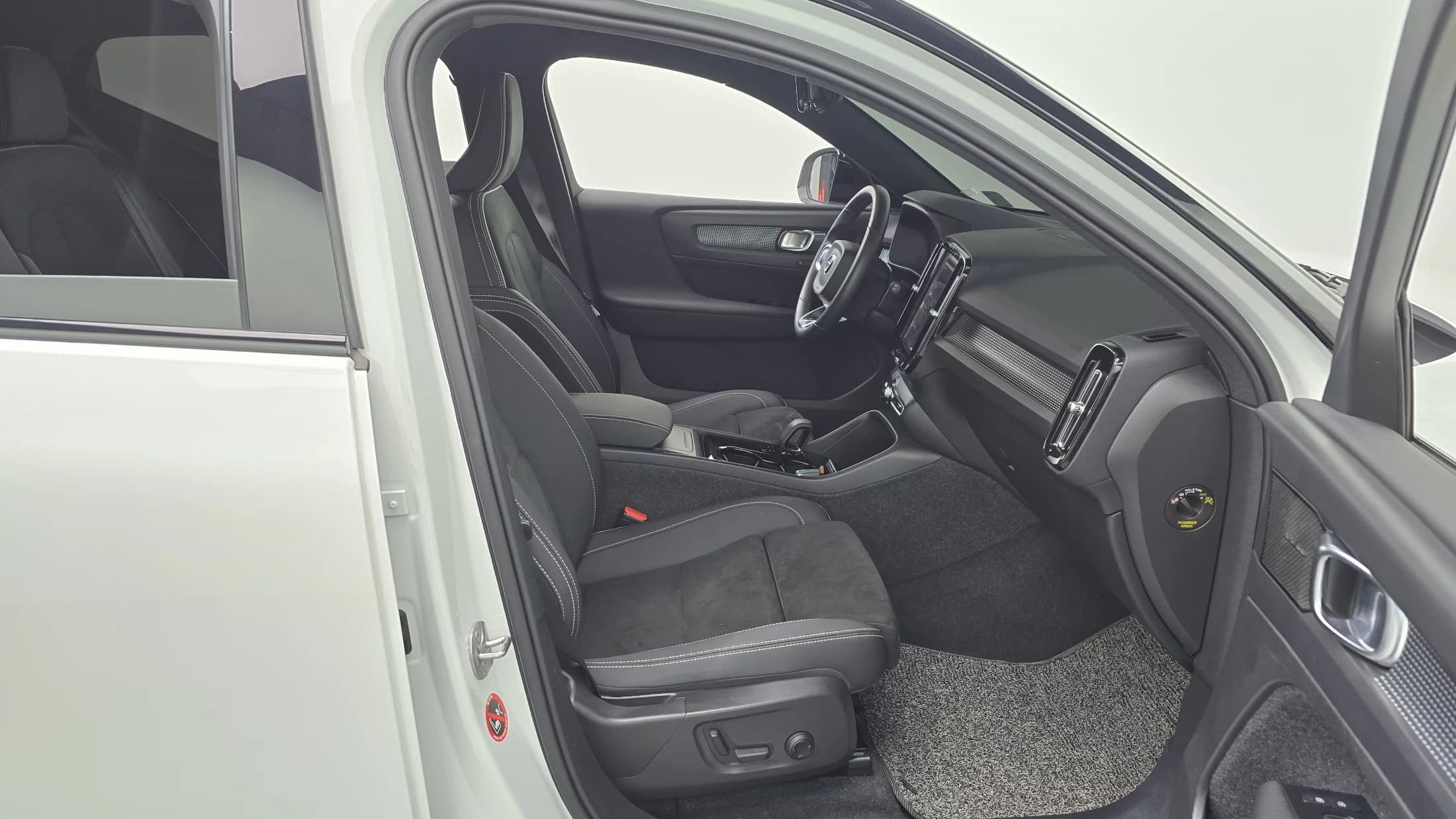 Volvo XC40 Twin Ultimate, электромобиль, 2022 г. 93222 км. — фото 11