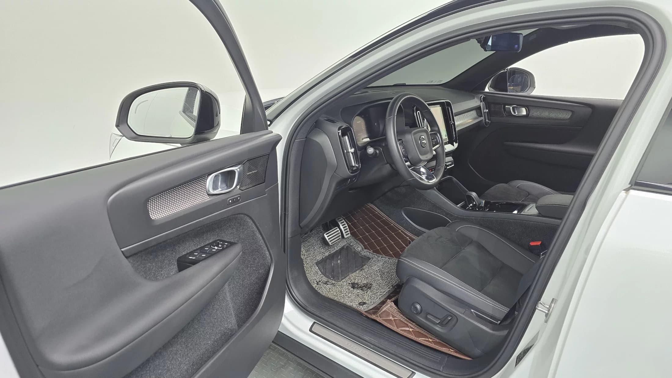 Volvo XC40 Twin Ultimate, электромобиль, 2022 г. 93222 км. — фото 10