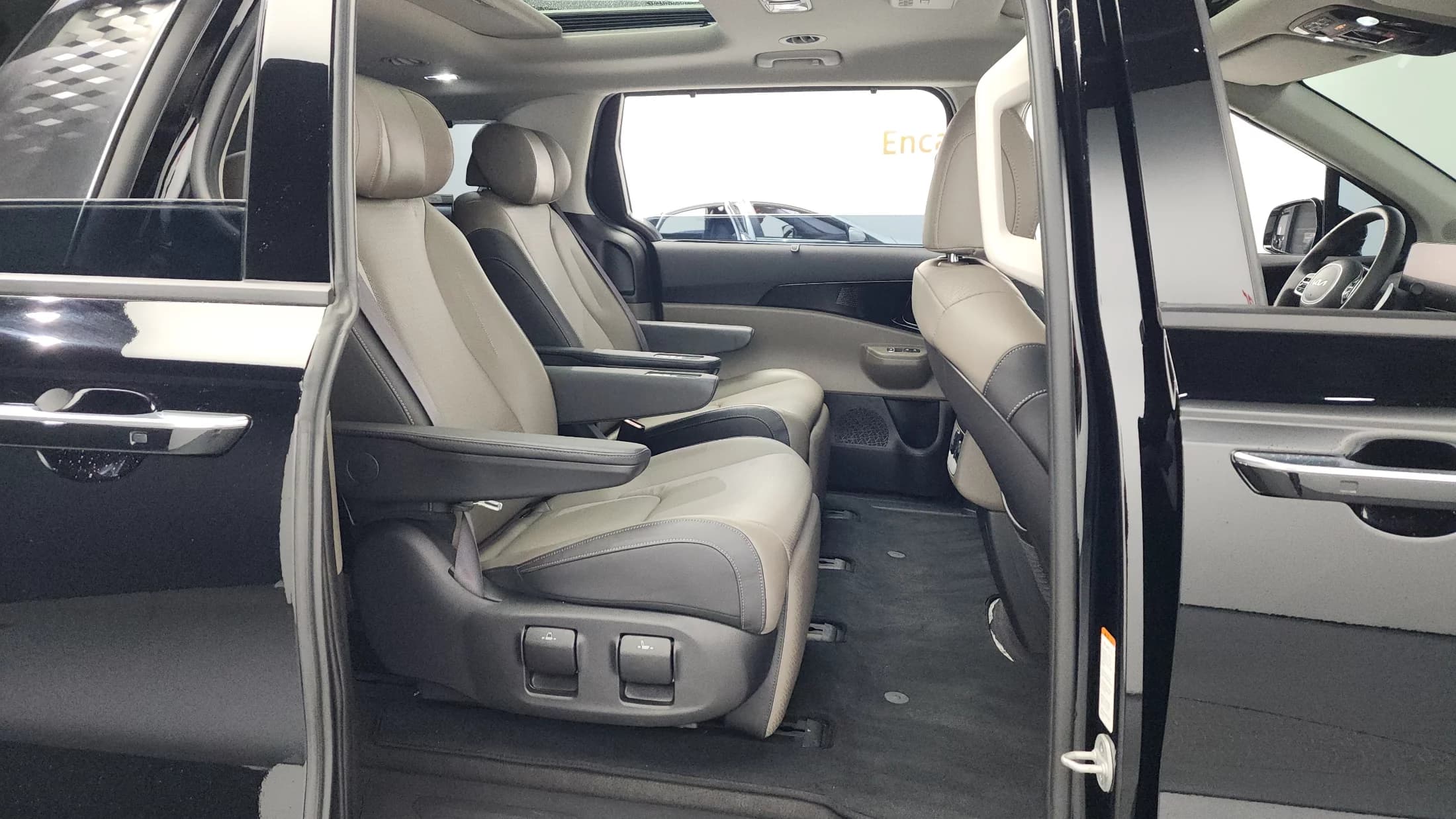 Kia Carnival Gasoline 7-Seater Signature, 2023 г. 25222 км. — фото 12