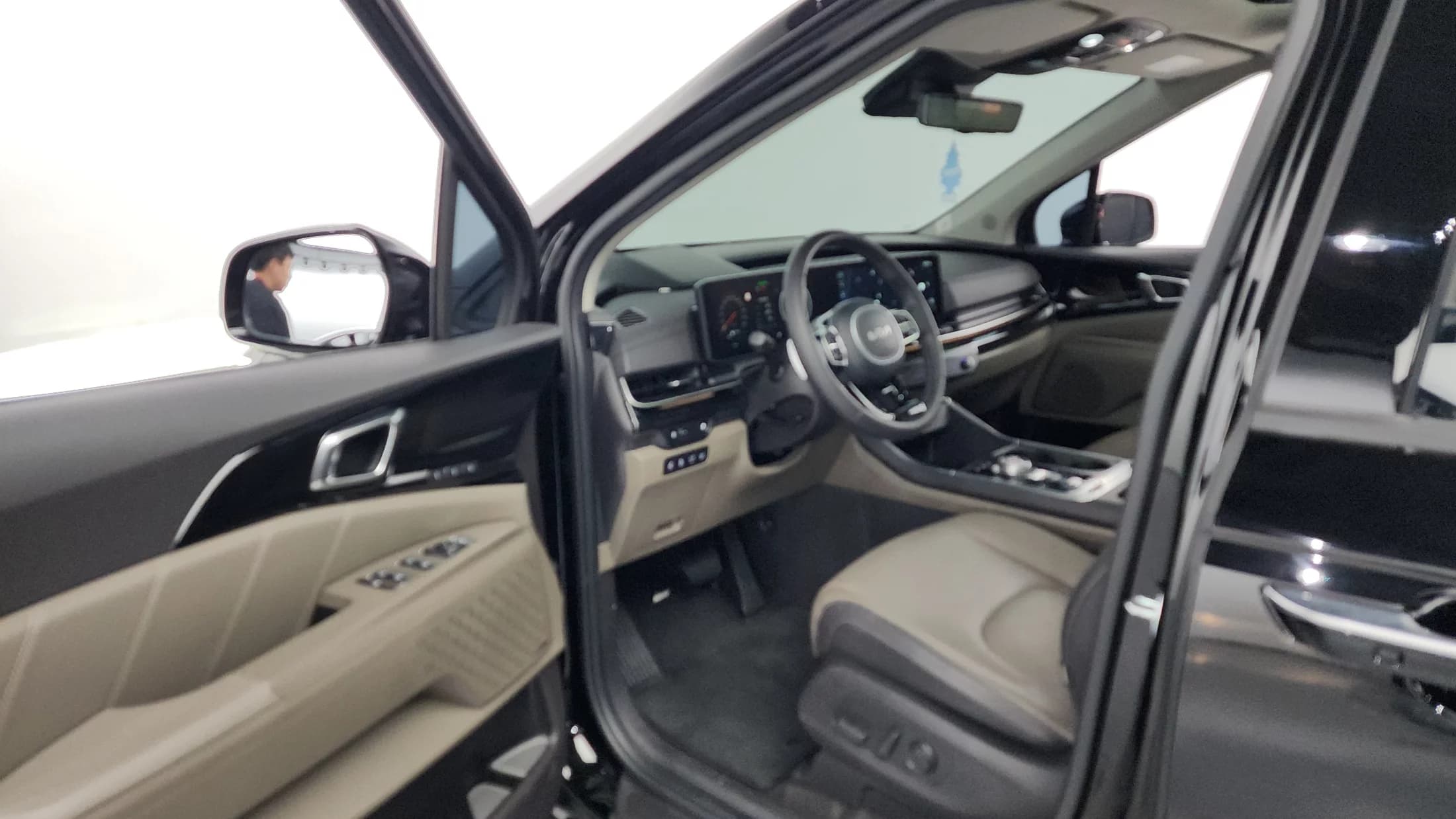 Kia Carnival Gasoline 7-Seater Signature, 2023 г. 25222 км. — фото 10
