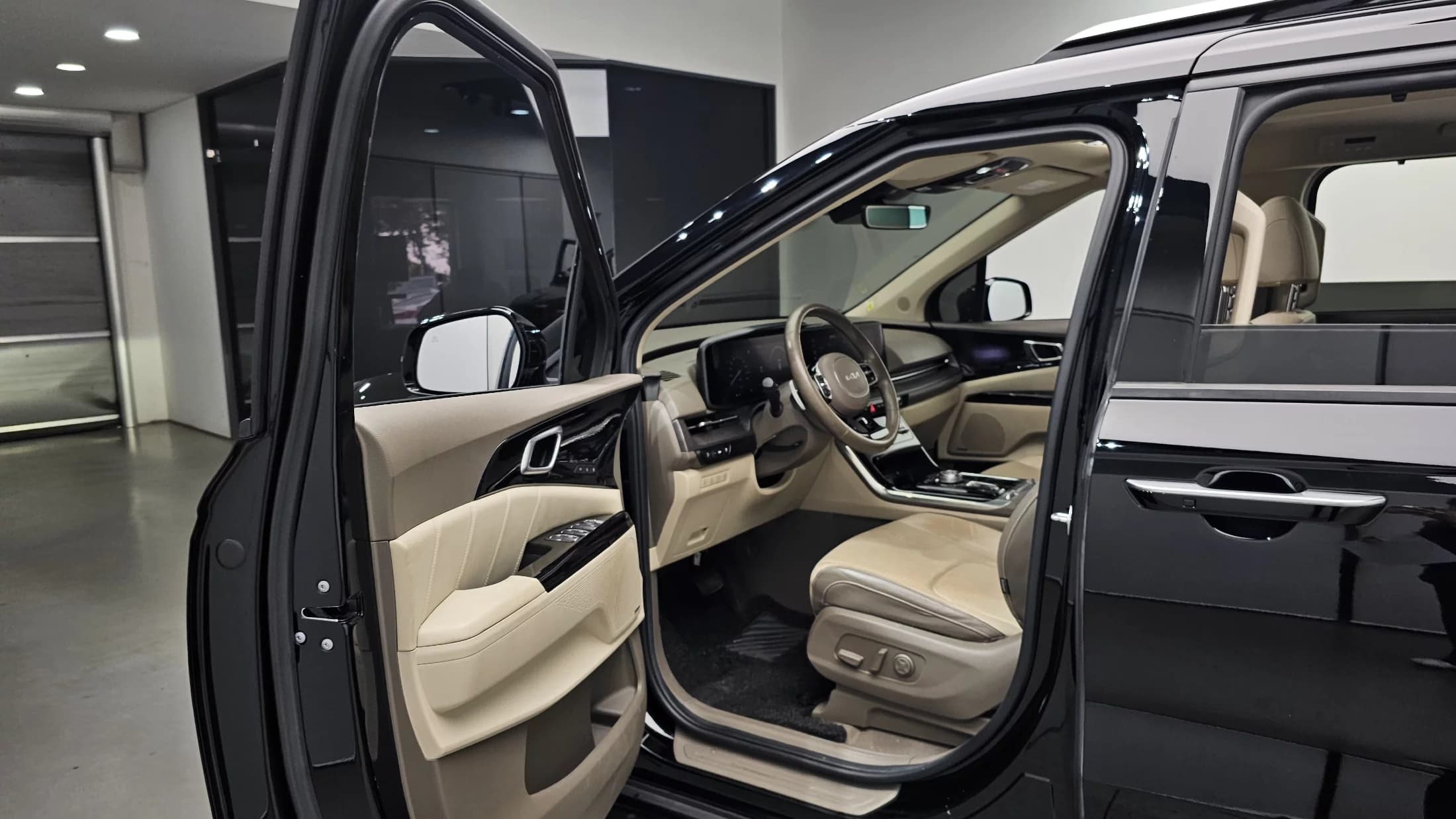Kia Carnival Gasoline 7-Seater Signature, 2022 г. 24475 км. — фото 11