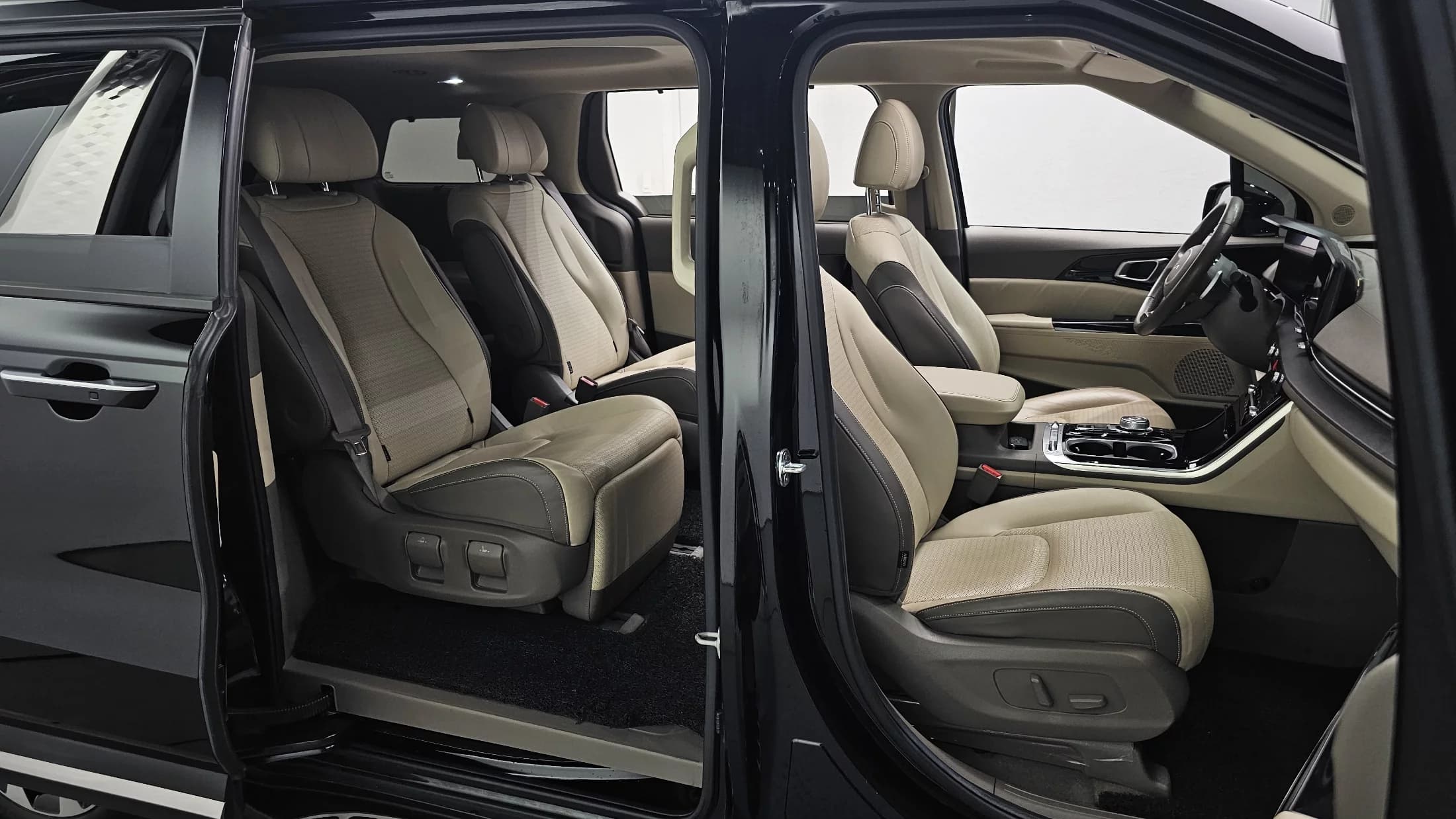 Kia Carnival Gasoline 7-Seater Signature, 2022 г. 24475 км. — фото 10