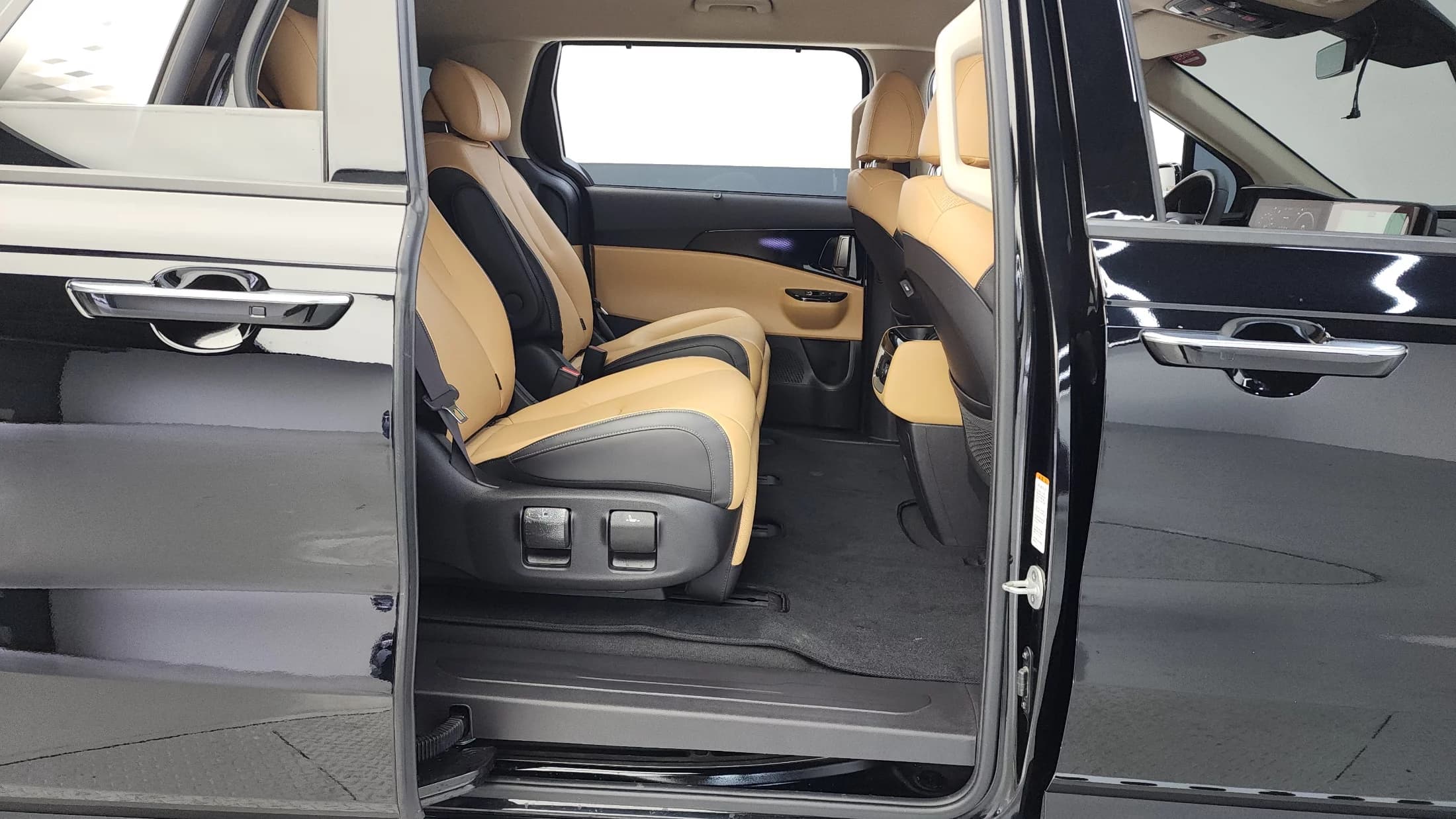 Kia Carnival Gasoline 7-Seater Signature, 2022 г. 46118 км. — фото 12