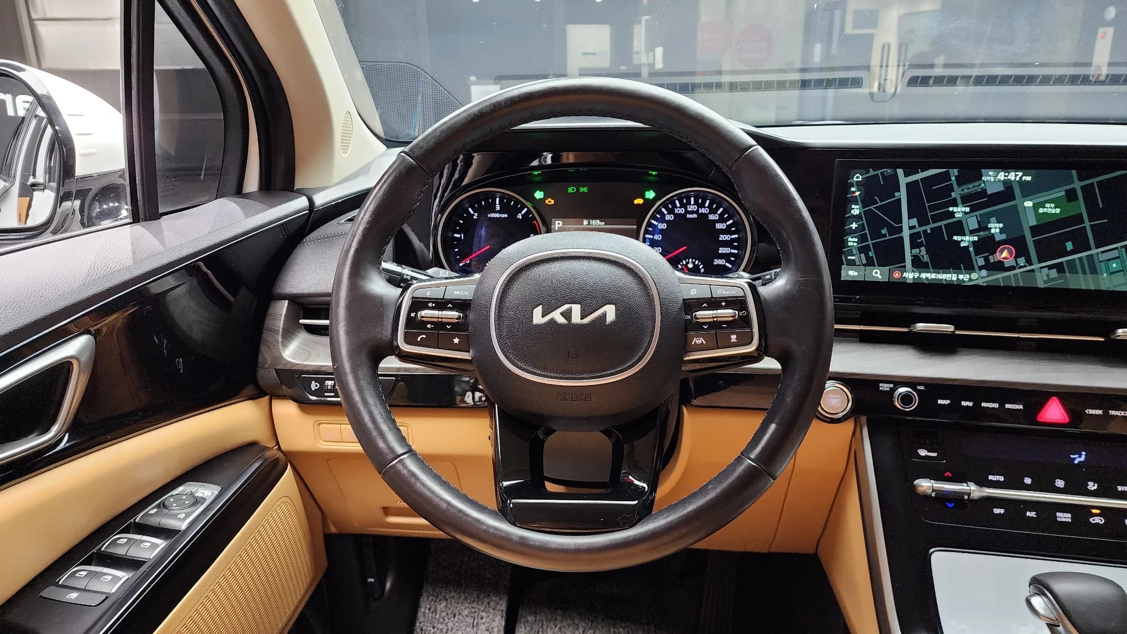 Kia Carnival 9-Seater Prestige, 2023 г. 50683 км. — фото 11
