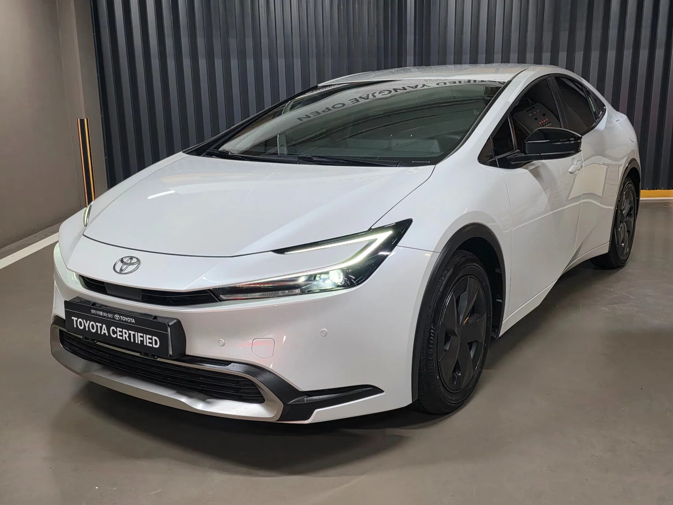 Toyota PRIUS 2.0 PHEV SE, гибрид, 2023 г. 10068 км.