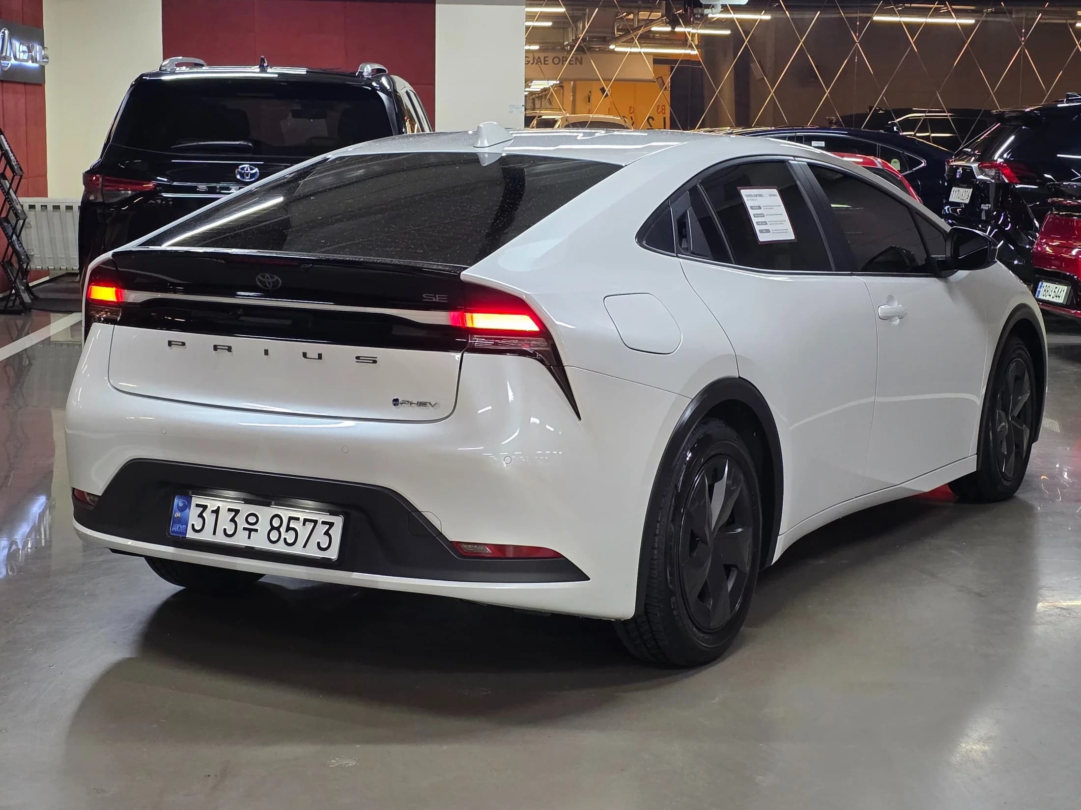 Toyota PRIUS 2.0 PHEV SE, гибрид, 2023 г. 10068 км. — фото 2