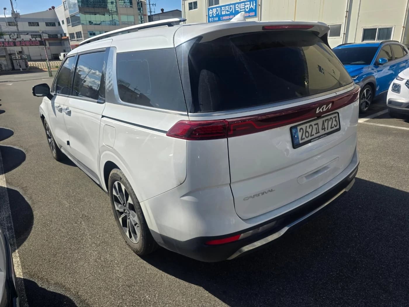 Kia Carnival 9-Seater Signature, 2023 г. 175961 км. — фото 3