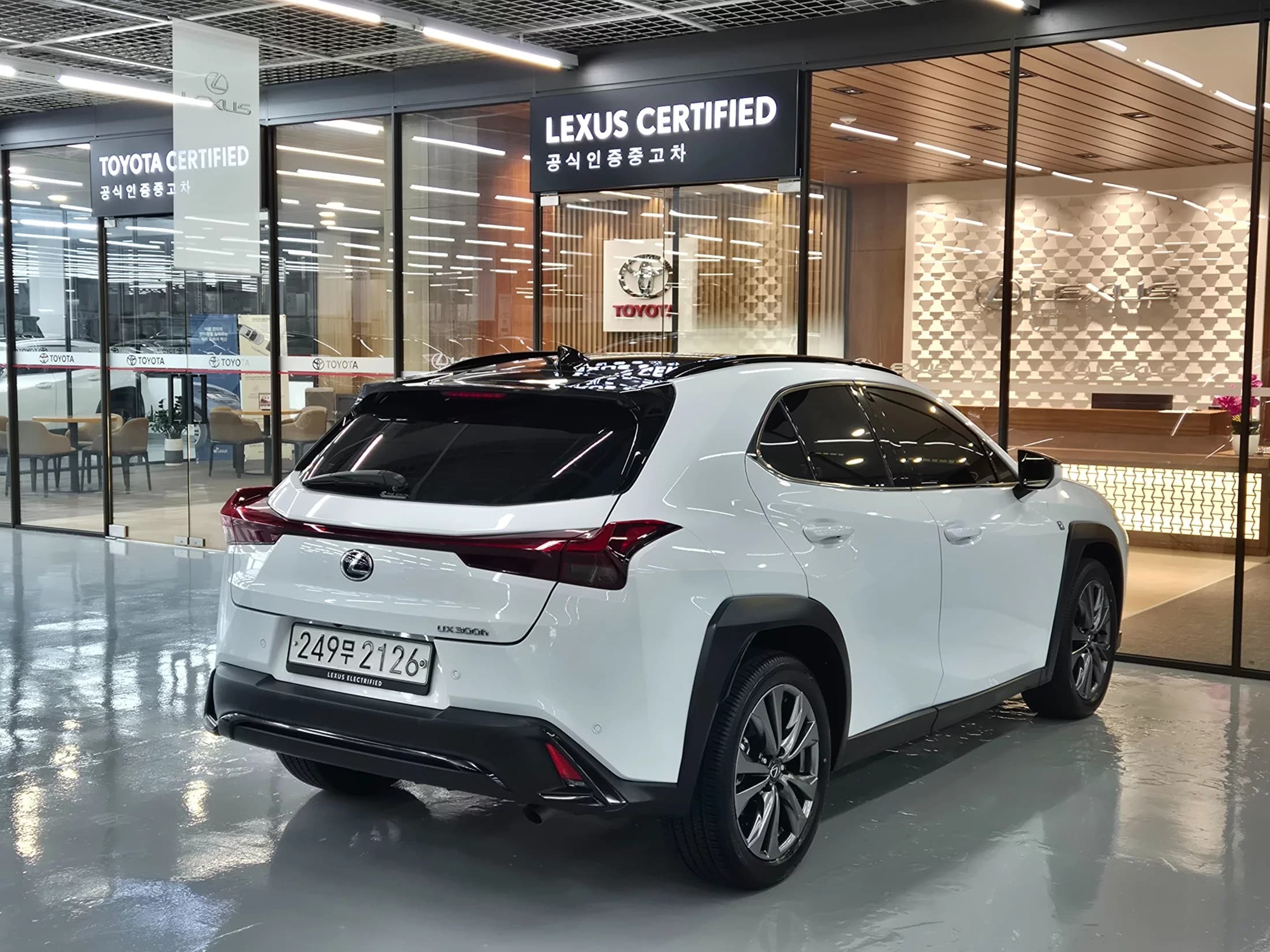 Lexus UX 2.0 F-Sport 2WD, гибрид, 2024 г. 7244 км. — фото 2
