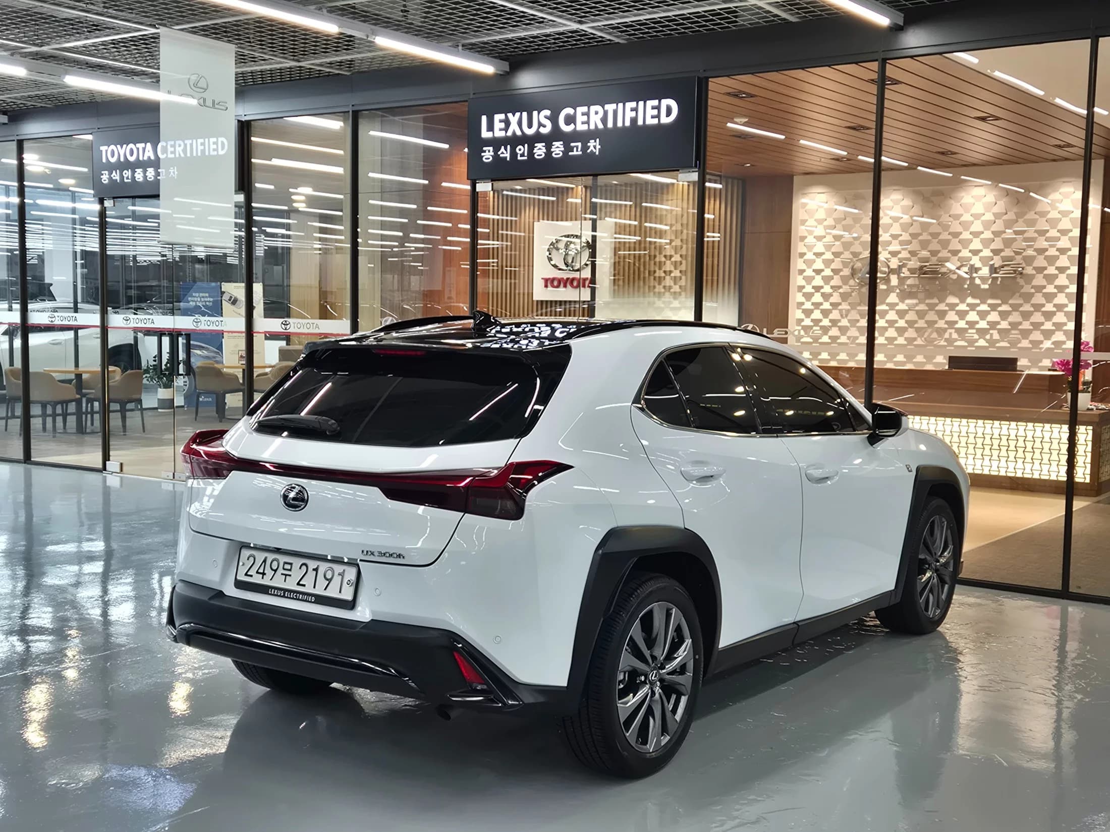 Lexus UX 2.0 F-Sport 2WD, гибрид, 2024 г. 8807 км. — фото 2