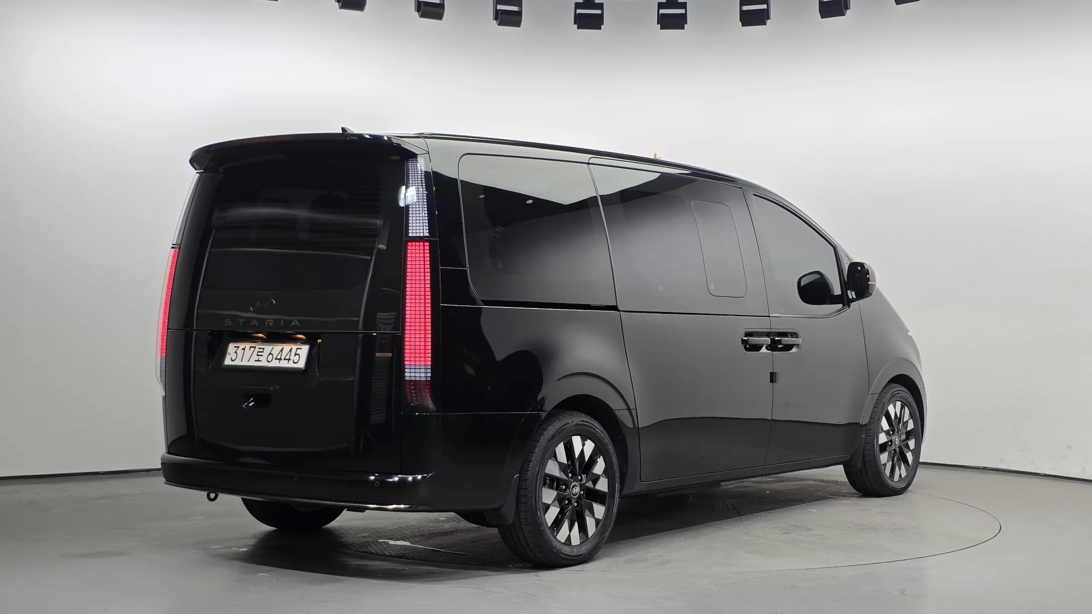 Hyundai Staria 4WD Lounge 9-Seater Inspiration, 2024 г. 88615 км. — фото 2
