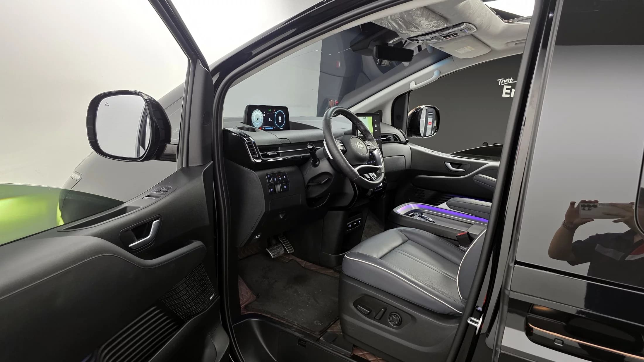 Hyundai Staria 4WD Lounge 9-Seater Inspiration, 2024 г. 88615 км. — фото 10