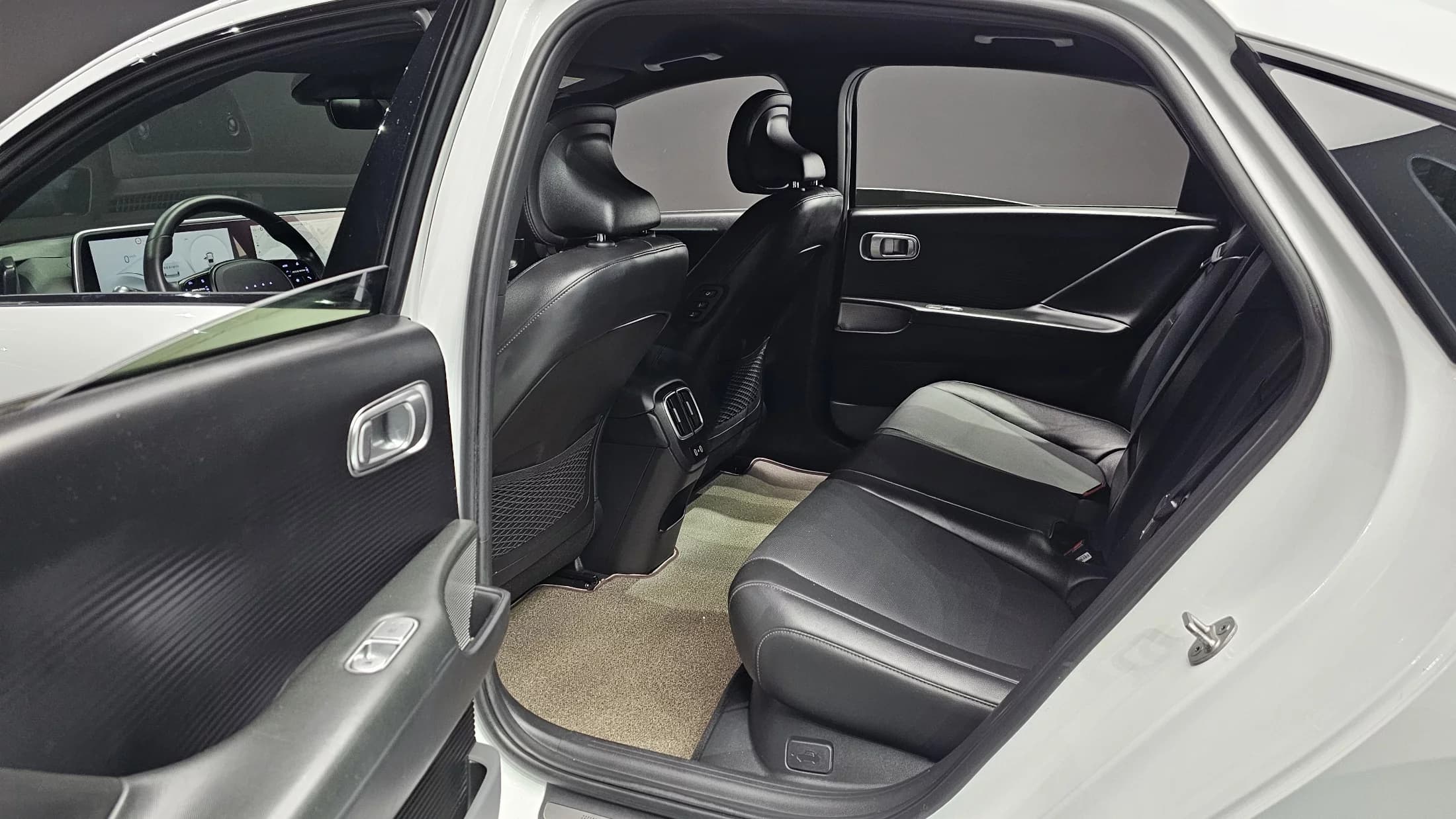 Hyundai Ioniq 6 Long Range Prestige, электромобиль, 2022 г. 221836 км. — фото 12