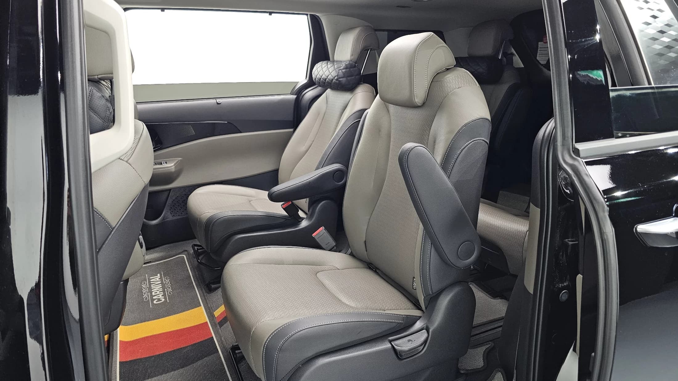 Kia Carnival Gasoline 9-Seater Signature, 2024 г. 19530 км. — фото 12