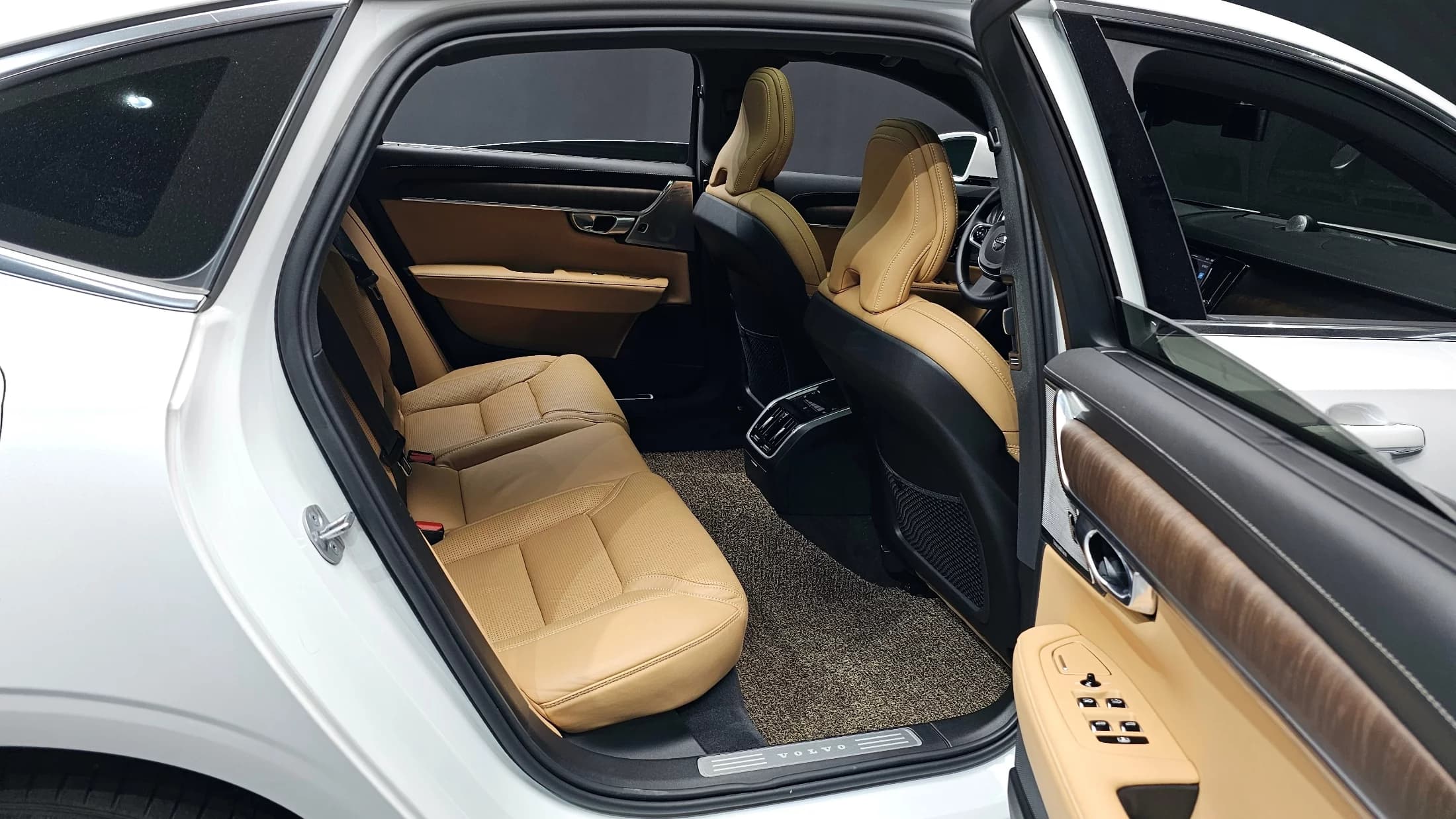 Volvo S90 B5 Ultimate Bright, 2023 г. 32467 км. — фото 12