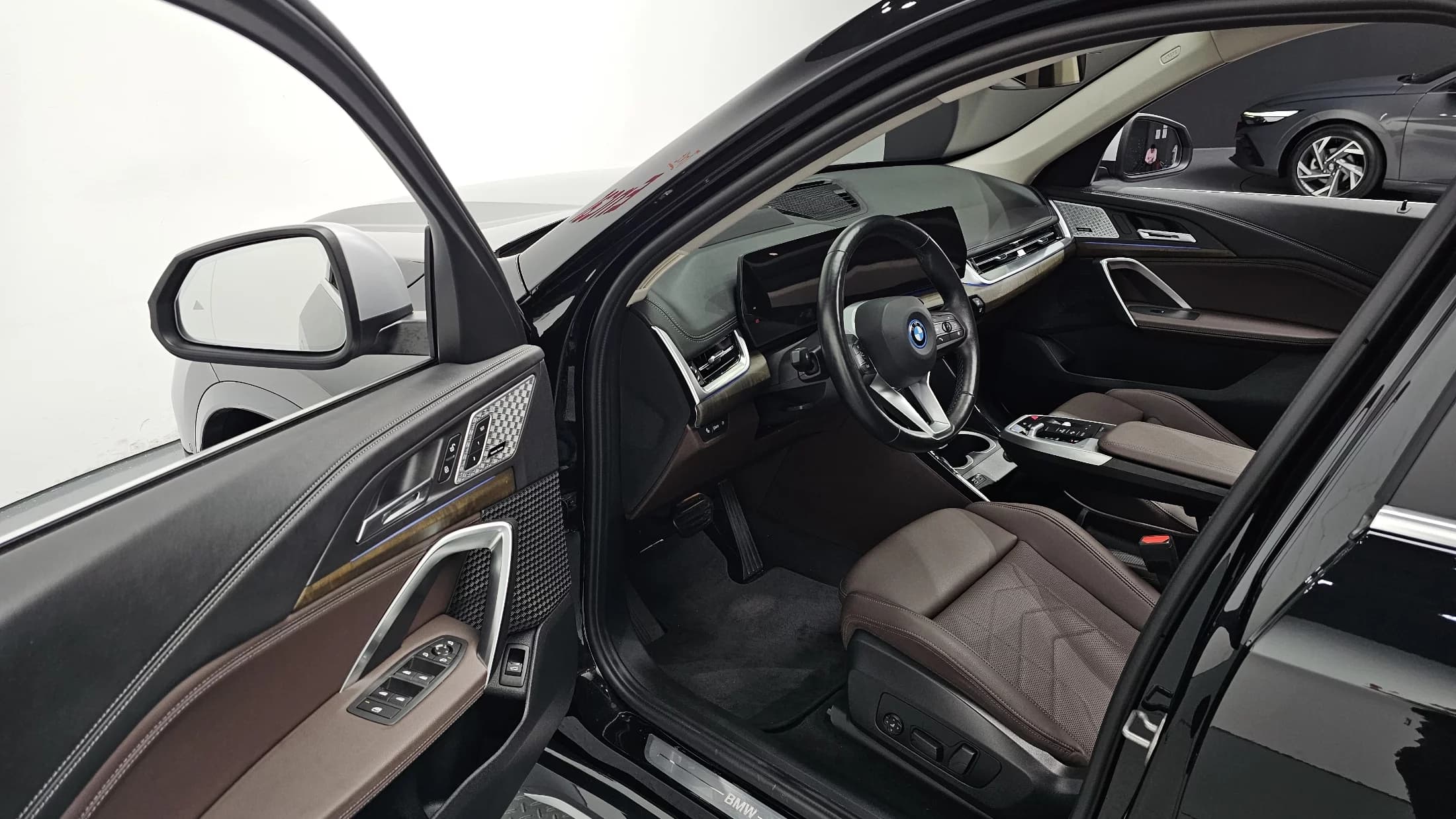 BMW IX1 xDrive 30 xLine, электромобиль, 2023 г. 34647 км. — фото 11