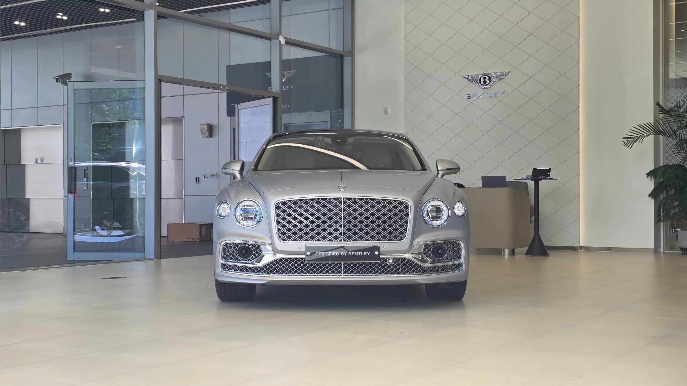 Bentley Flying Spur 4.0, 2024 г. 1728 км. — фото 2