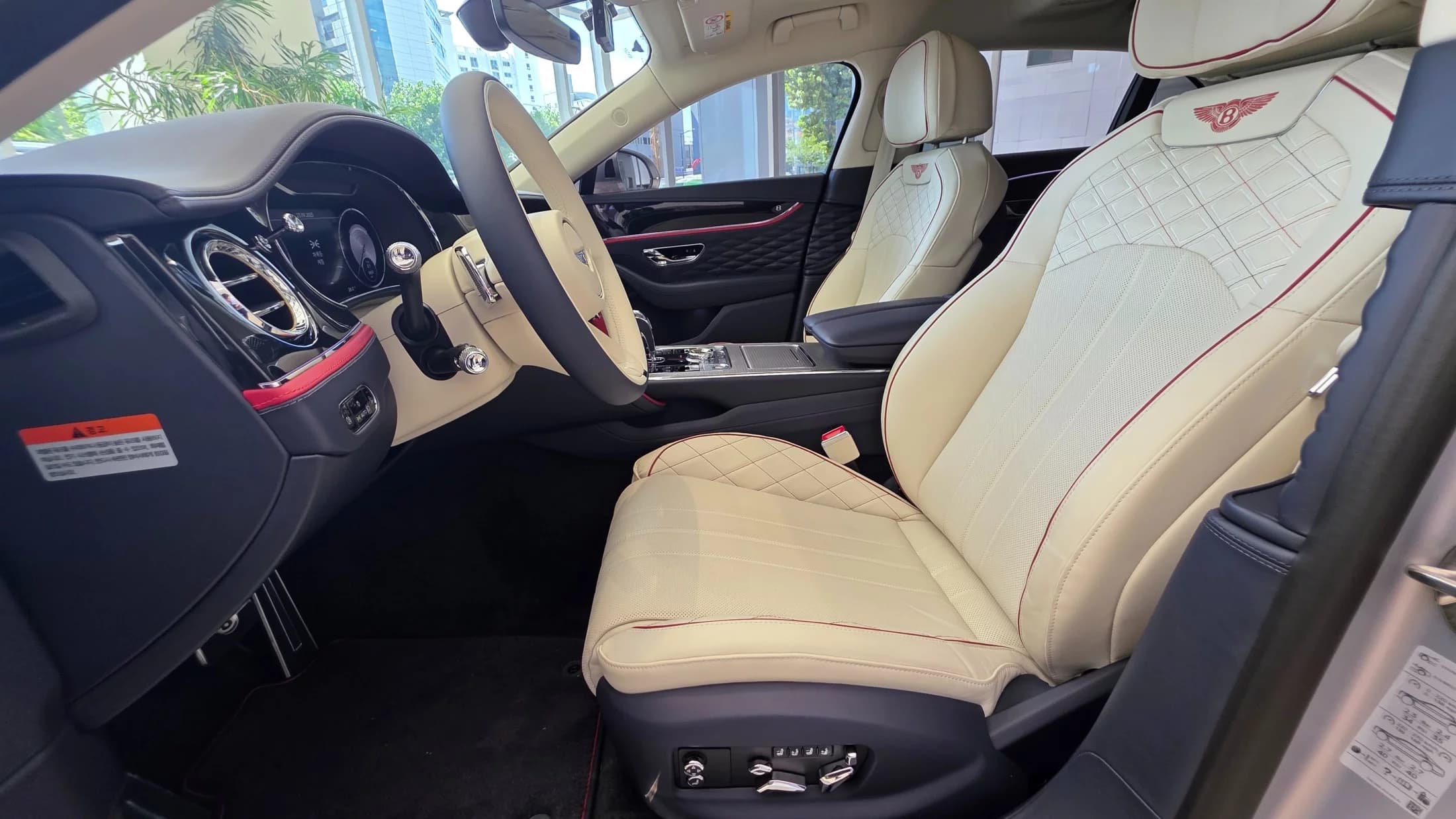 Bentley Flying Spur 4.0, 2024 г. 1728 км. — фото 14