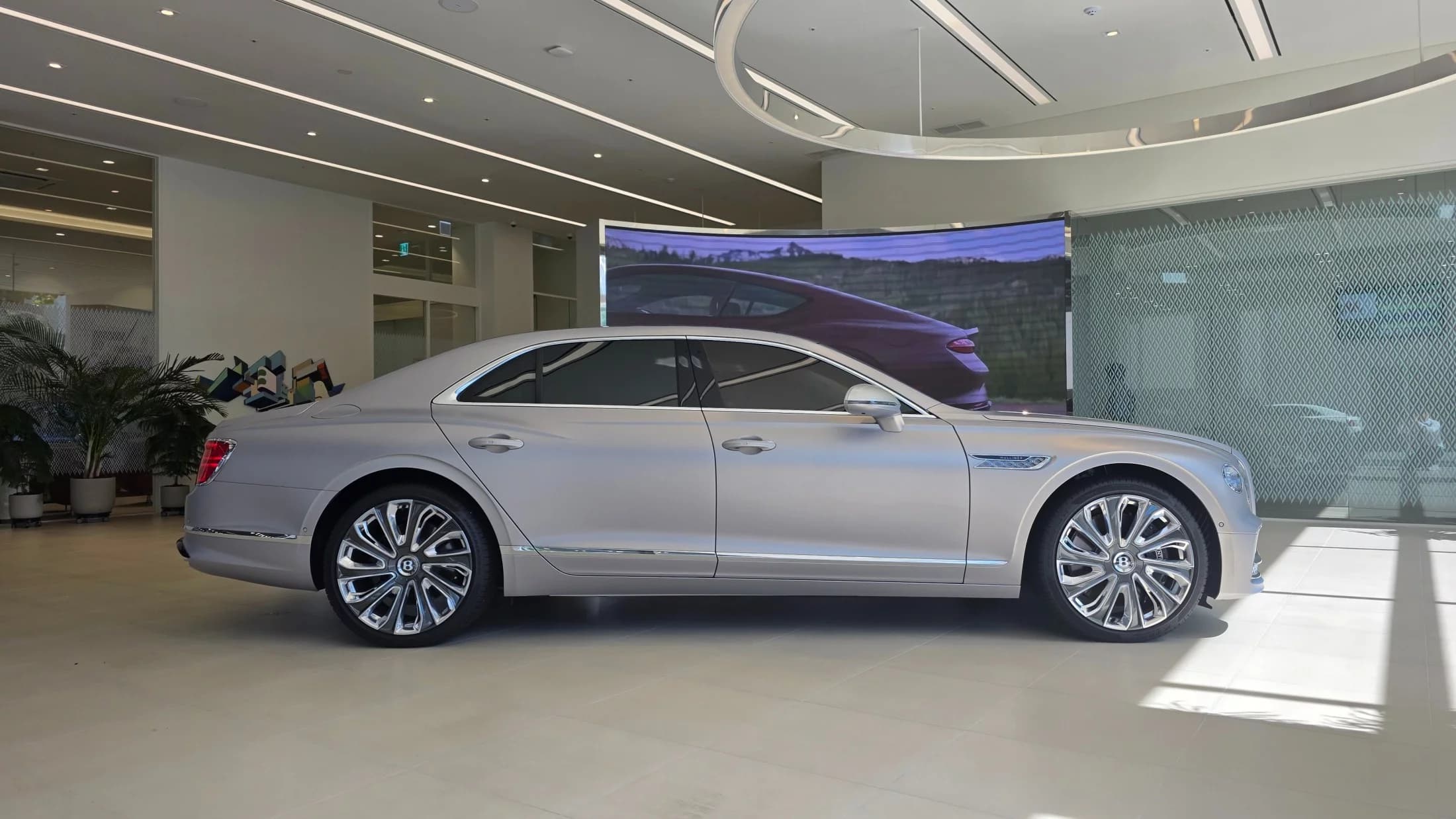 Bentley Flying Spur 4.0, 2024 г. 1728 км. — фото 3