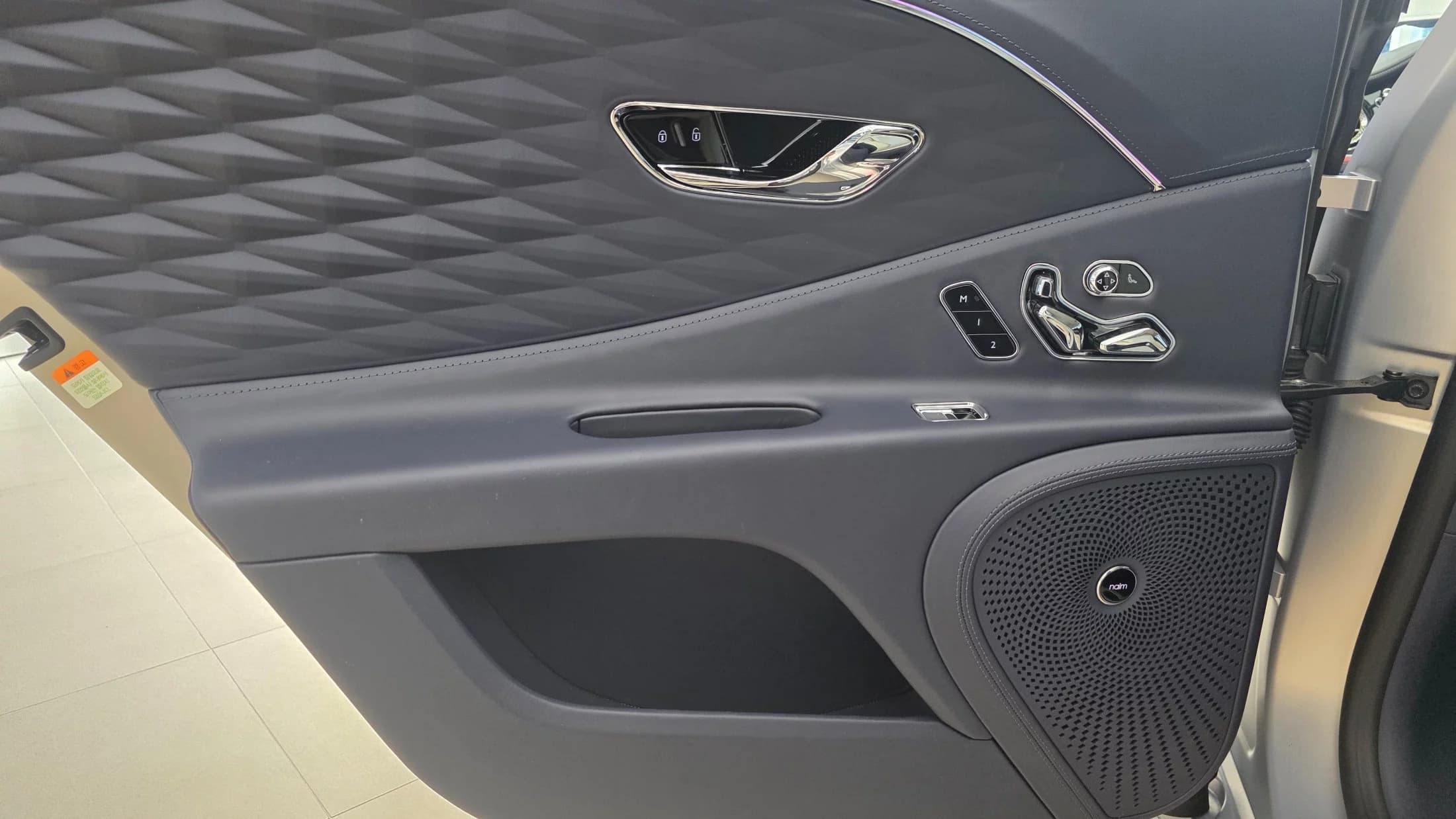 Bentley Flying Spur 4.0, 2024 г. 1728 км. — фото 8