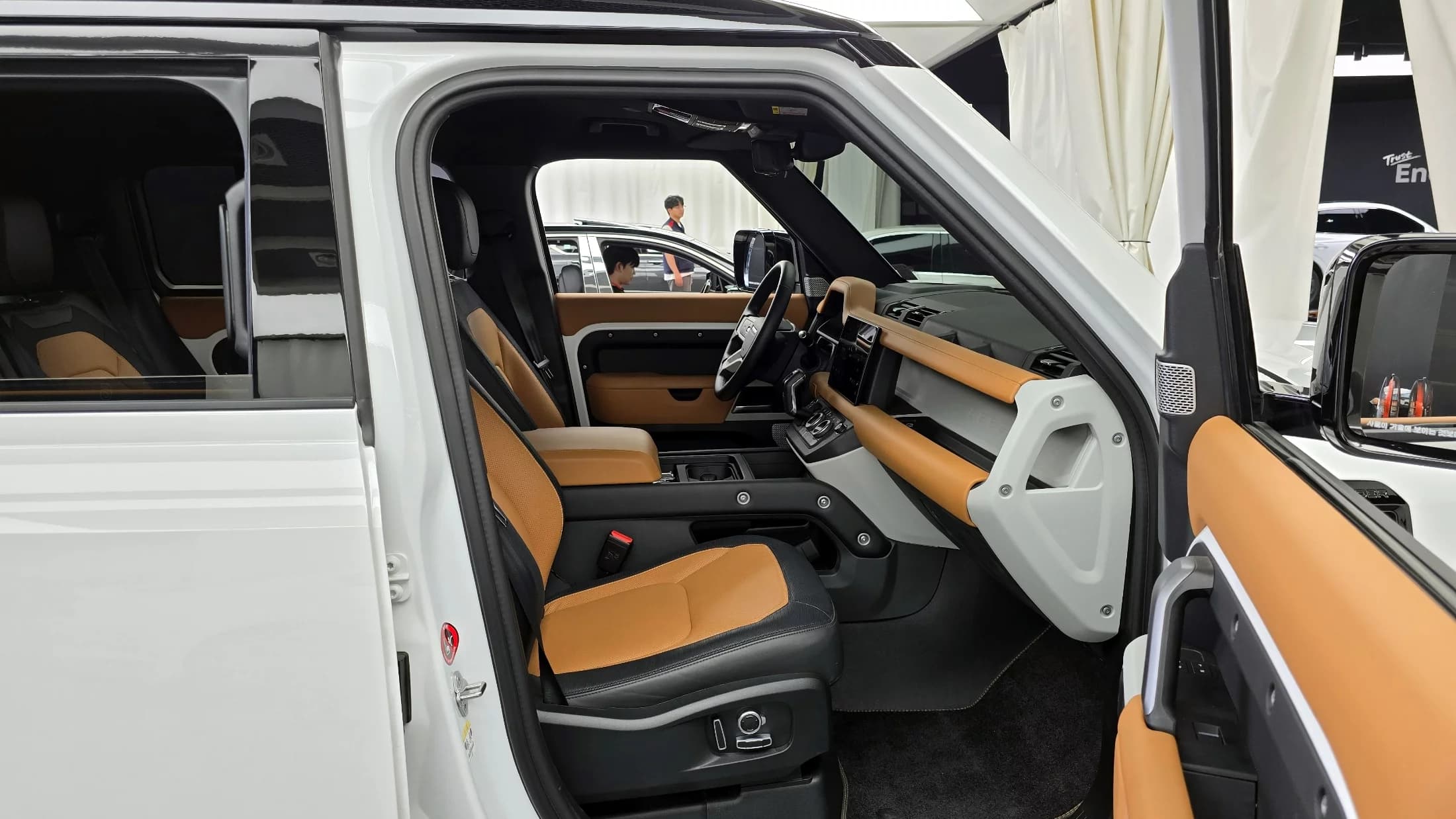 Land Rover DEFENDER 130 P400 X-Dynamic HSE, 2024 г. 8530 км. — фото 11