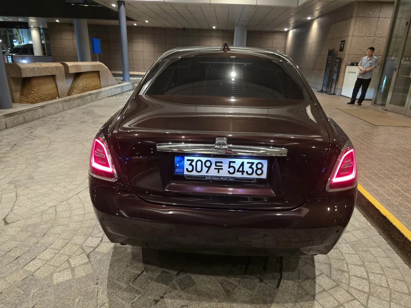 Rolls-Royce GHOST 6.7 EWB V12, 2021 г. 61671 км. — фото 4