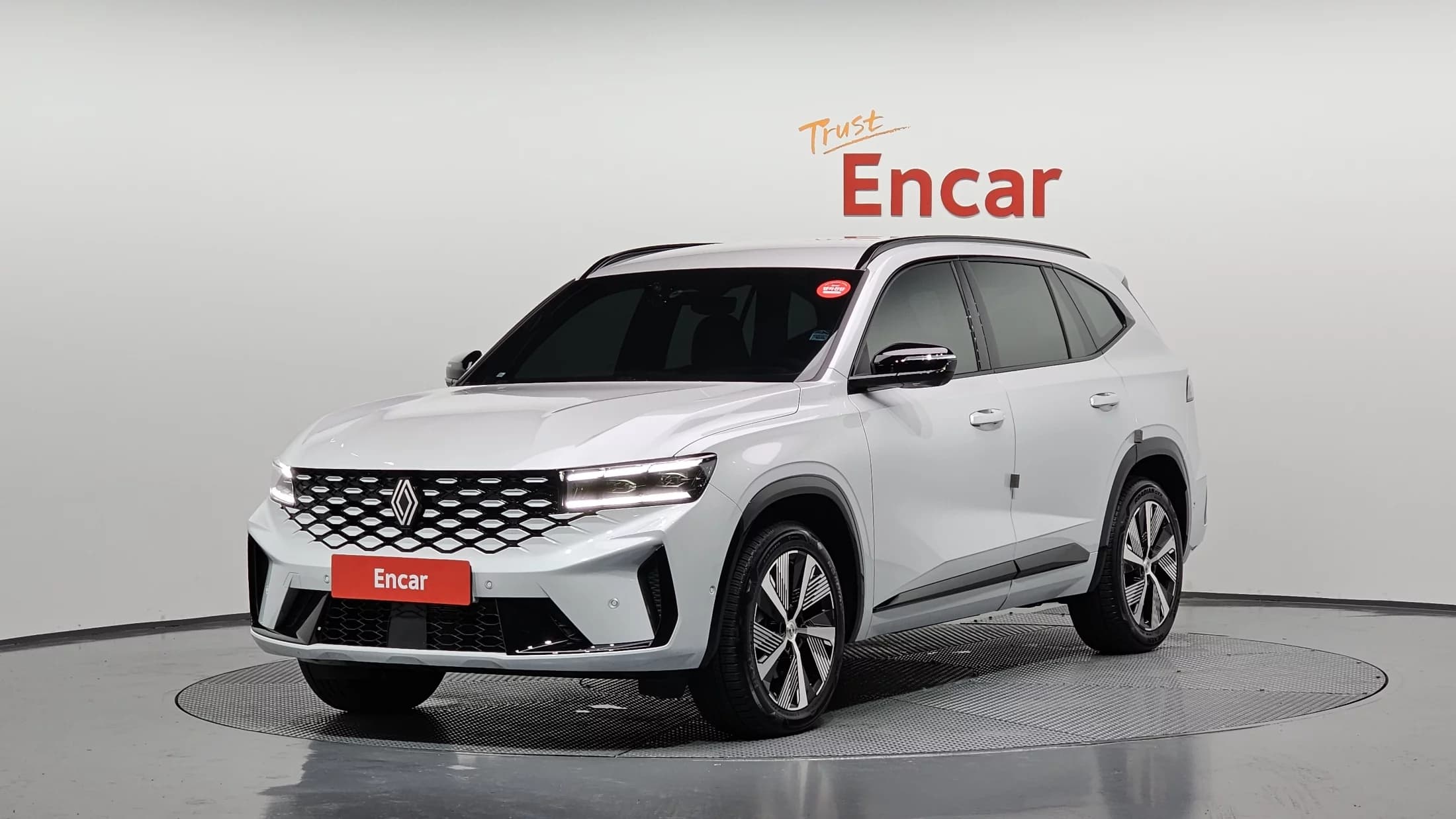 Renault Grand Koleos 1.5 E-TECH Iconic 2WD, гибрид, 2025 г. 5660 км.