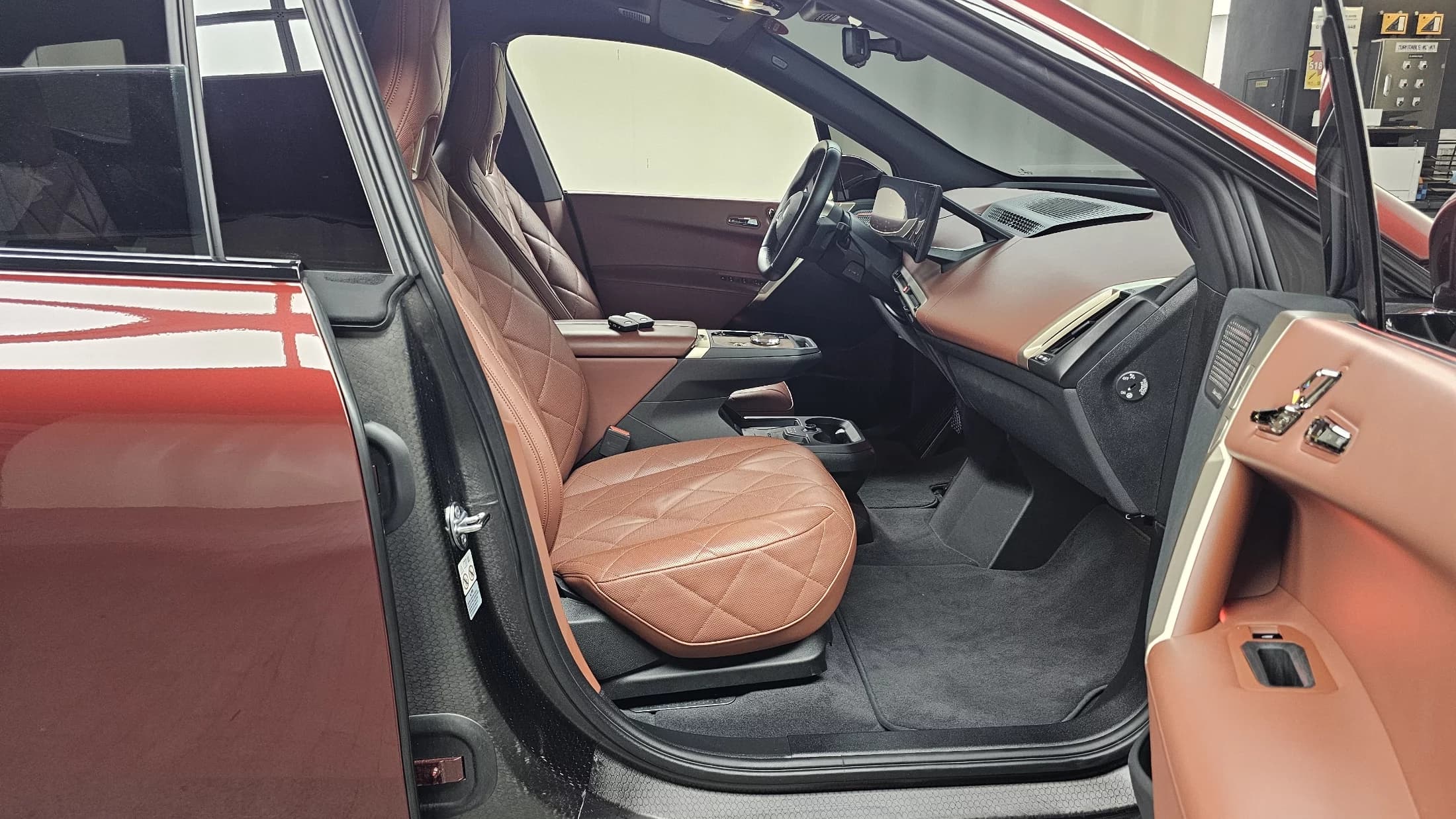 BMW iX xDrive50 Sports Plus, электромобиль, 2024 г. 4357 км. — фото 11