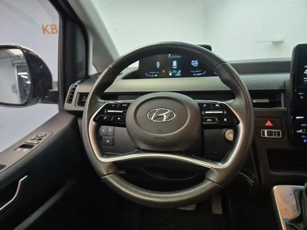 Hyundai Staria L3.5 Tourer 9-Seater Modern, 2021 г. 43359 км. — фото 9
