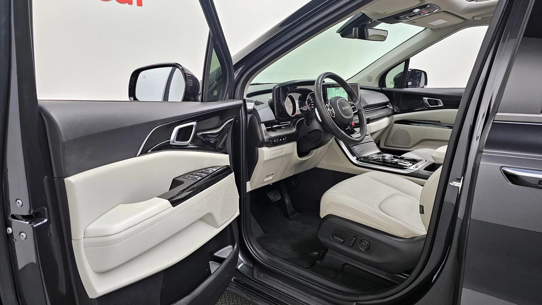 Kia Carnival 7-Seater Noblesse, 2023 г. 31265 км. — фото 11