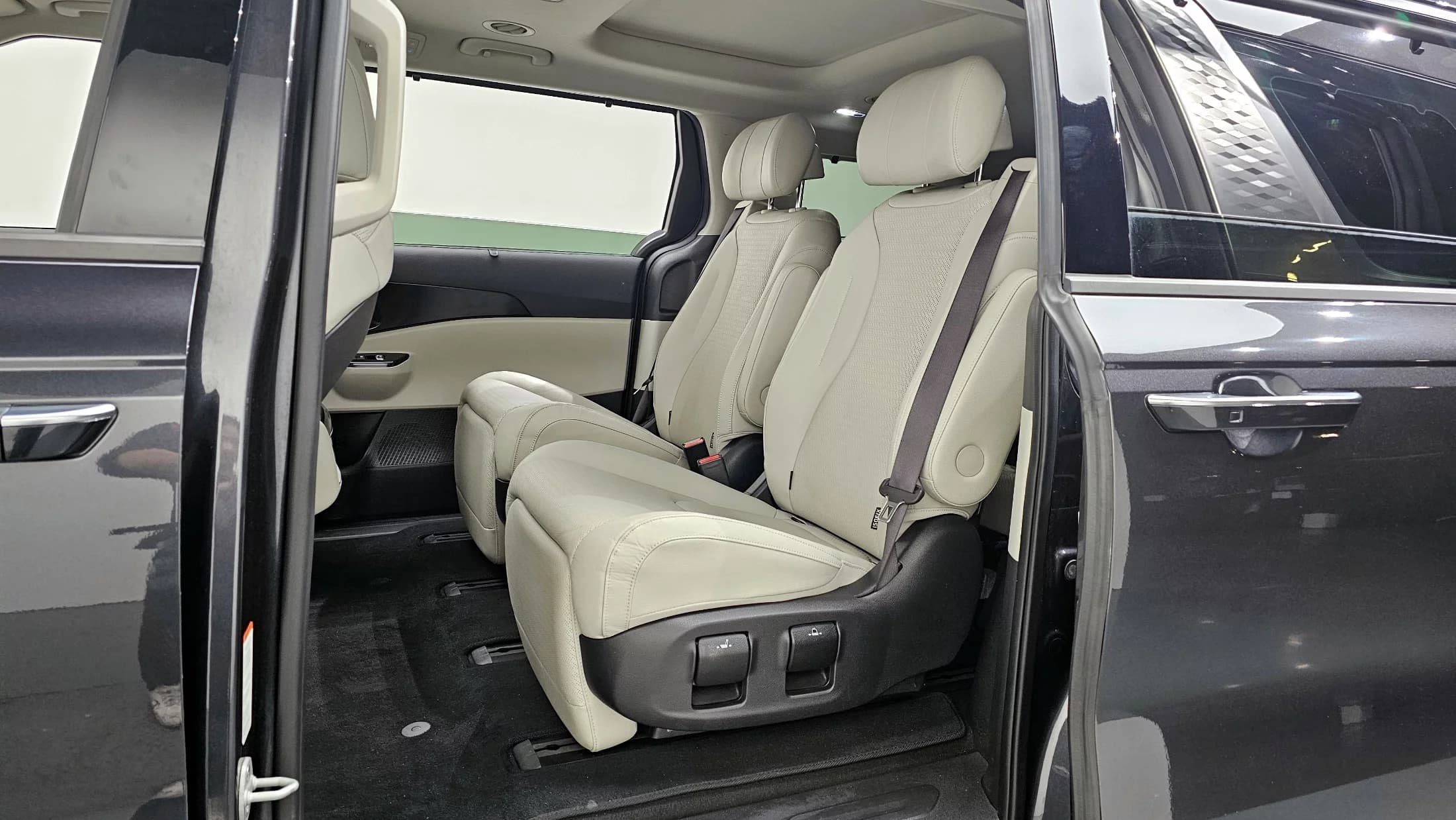 Kia Carnival 7-Seater Noblesse, 2023 г. 31265 км. — фото 12