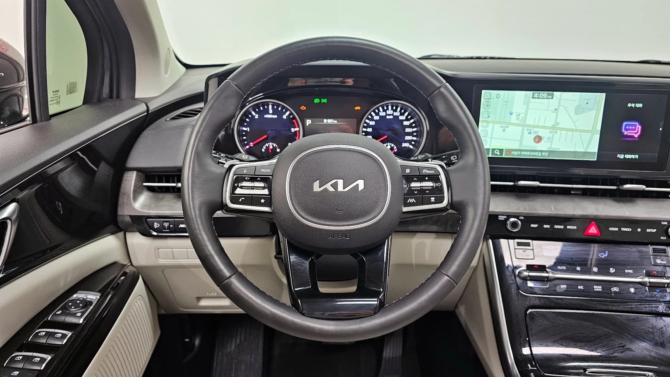 Kia Carnival 7-Seater Noblesse, 2023 г. 31265 км. — фото 13