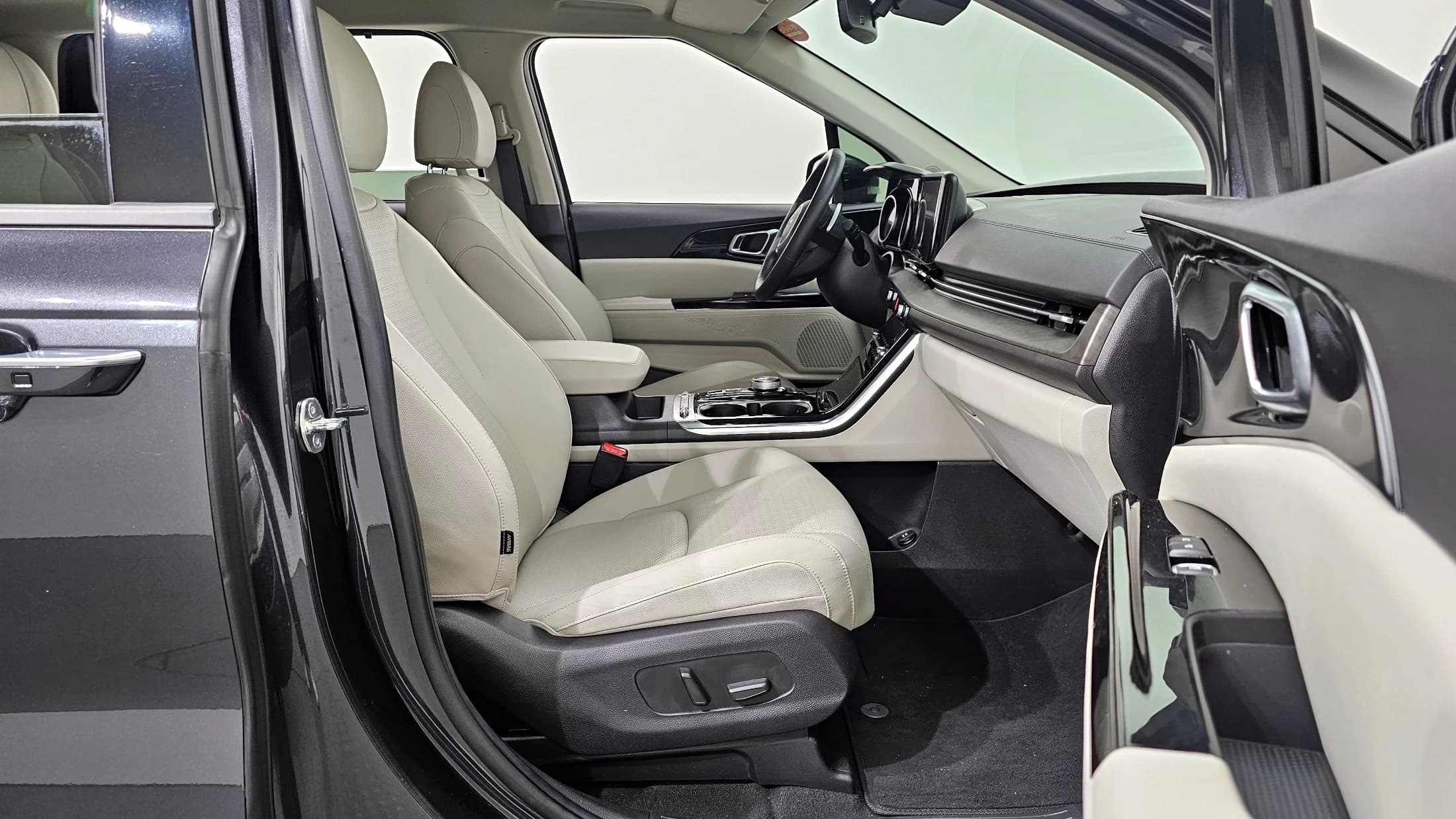 Kia Carnival 7-Seater Noblesse, 2023 г. 31265 км. — фото 10