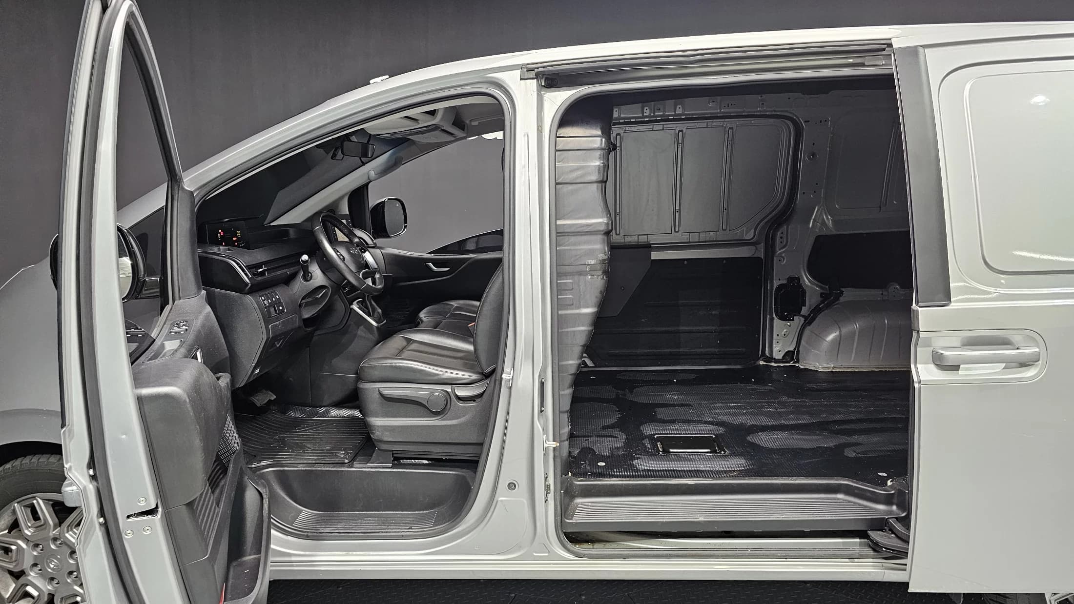 Hyundai Staria Cargo 3-Seater Modern, 2021 г. 118878 км. — фото 19