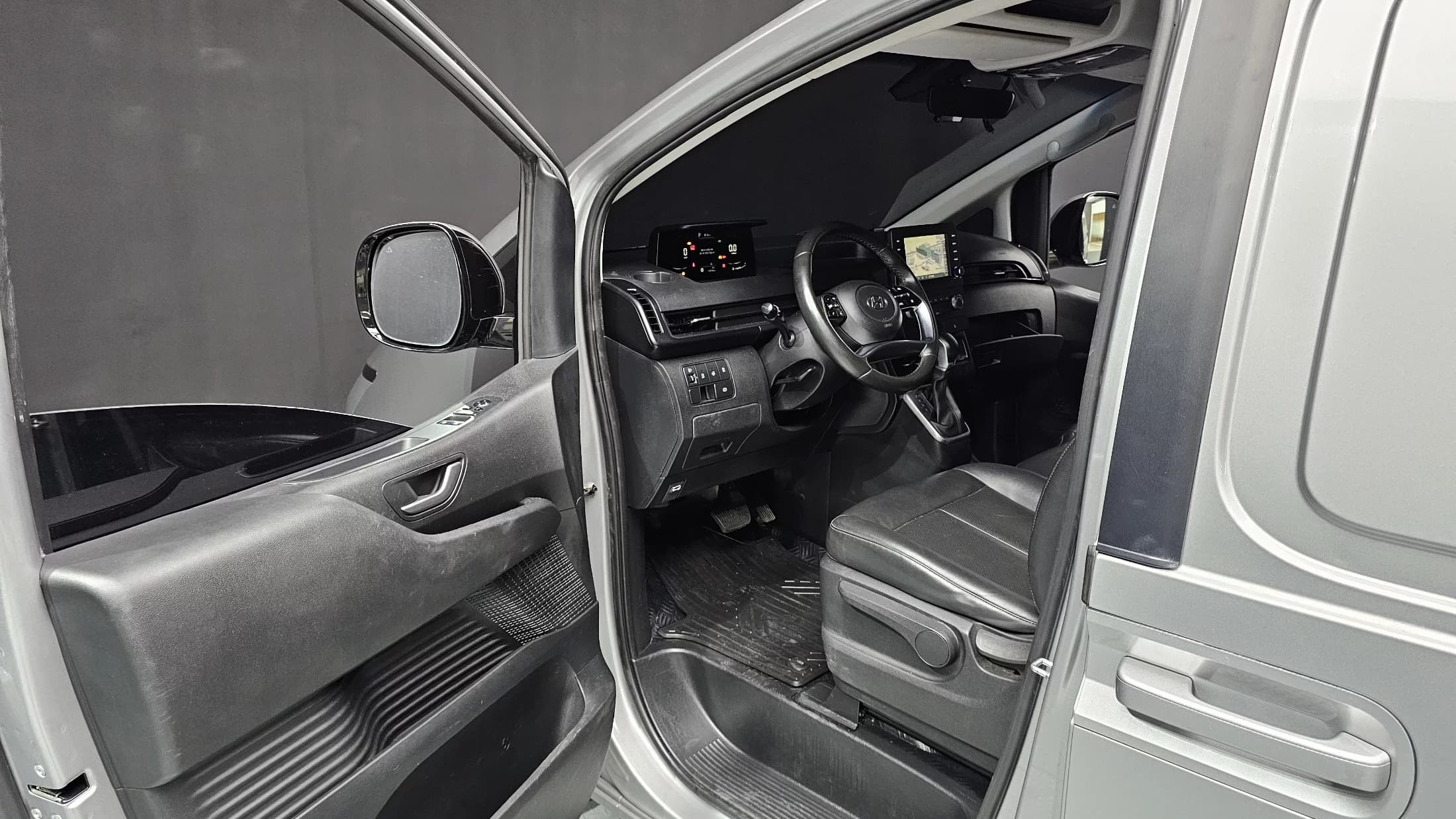 Hyundai Staria Cargo 3-Seater Modern, 2021 г. 118878 км. — фото 10