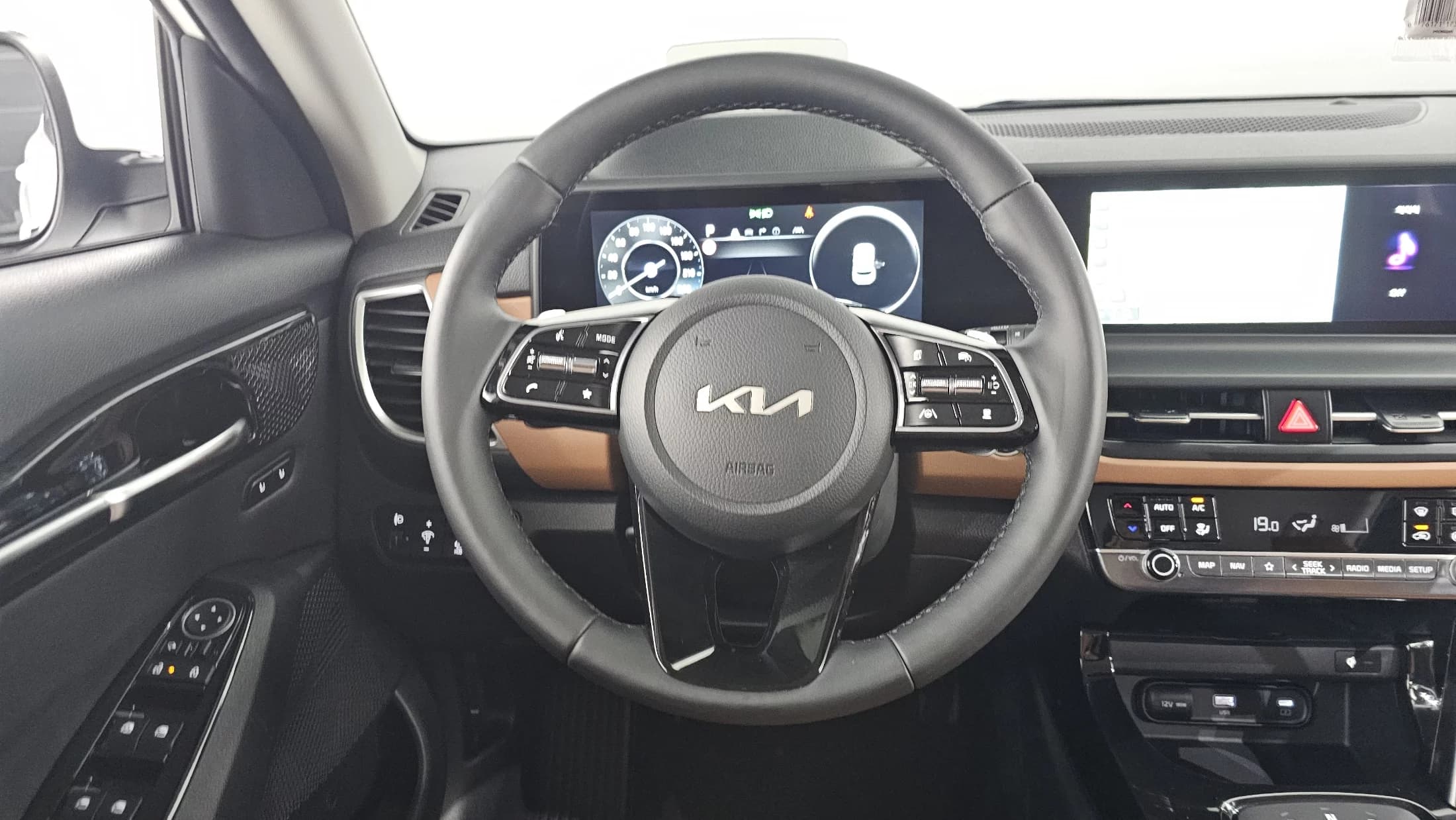 Kia Seltos Gasoline 1.6 Turbo 2WD Signature, 2024 г. 10710 км. — фото 13