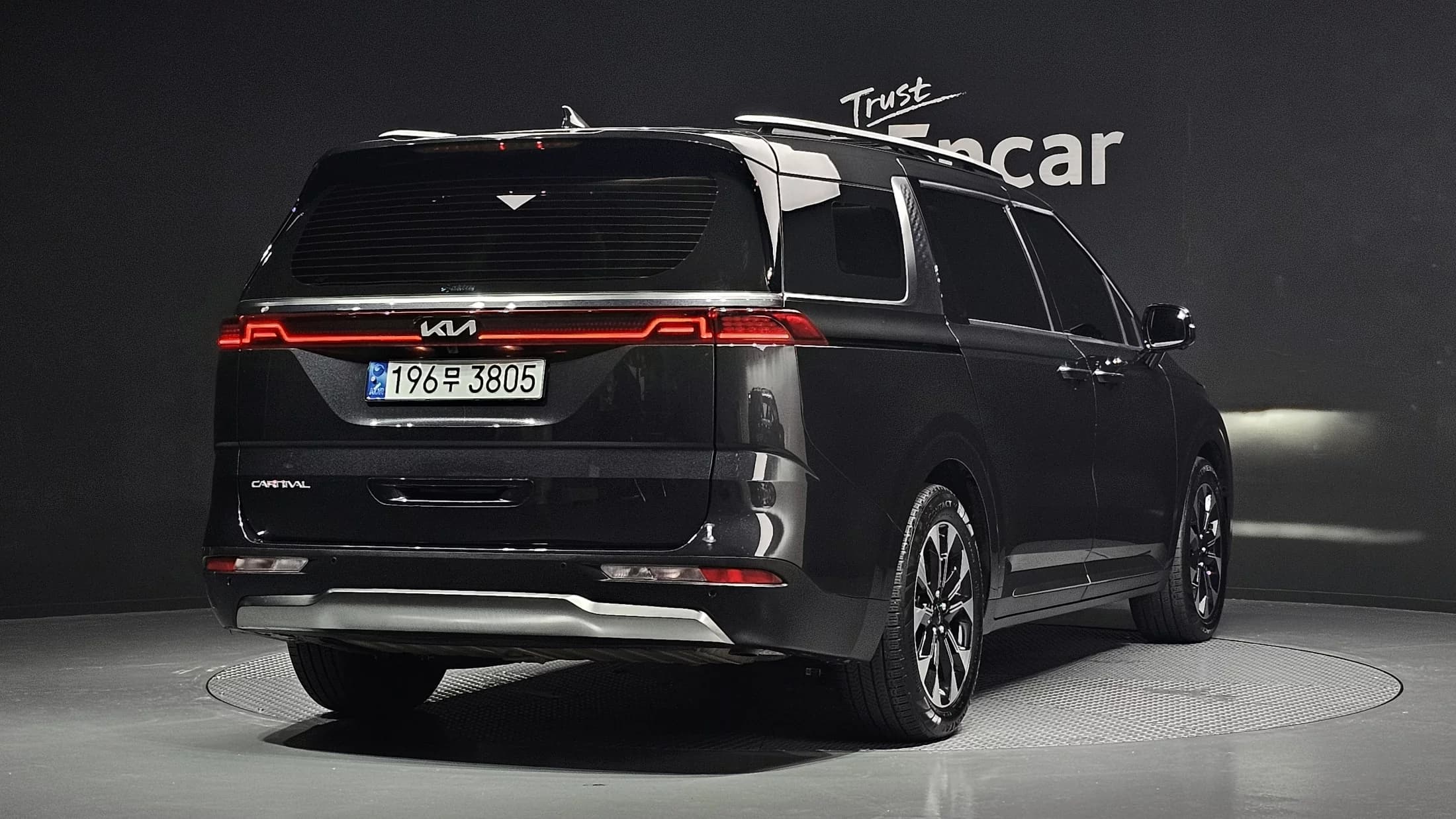 Kia Carnival 7-Seater Signature, 2023 г. 32708 км. — фото 2