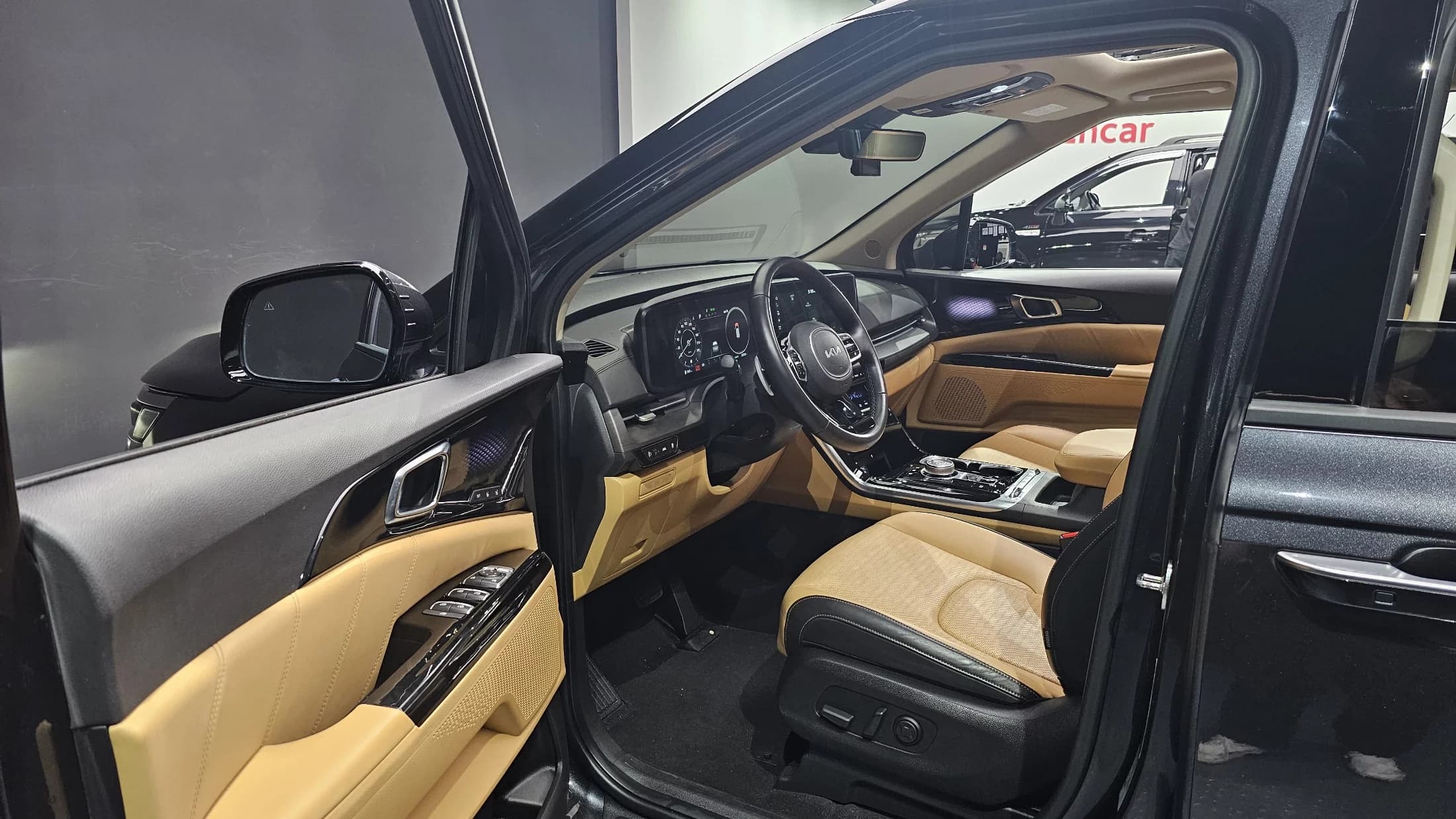 Kia Carnival 7-Seater Signature, 2023 г. 32708 км. — фото 11