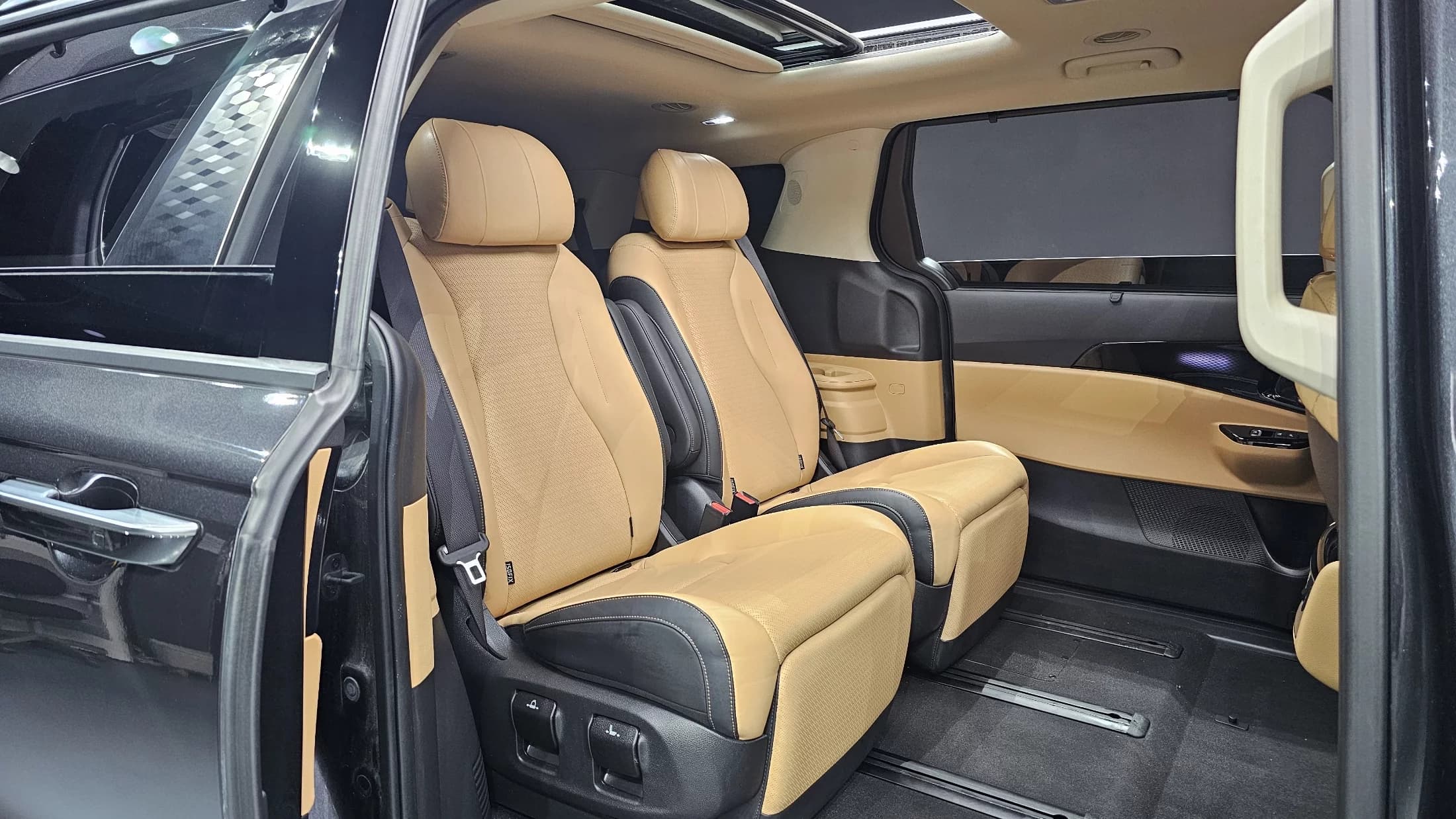 Kia Carnival 7-Seater Signature, 2023 г. 32708 км. — фото 12