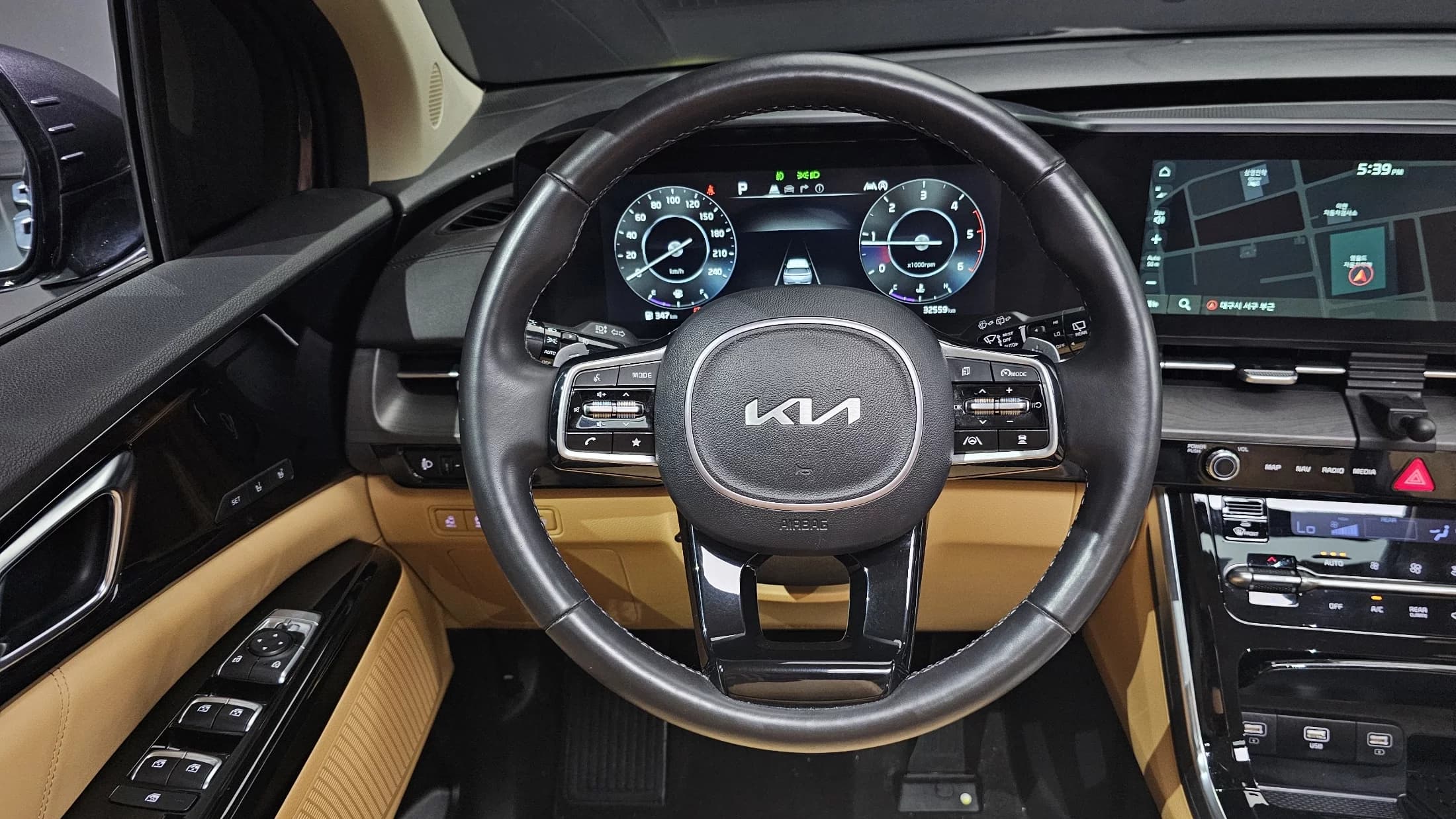 Kia Carnival 7-Seater Signature, 2023 г. 32708 км. — фото 13