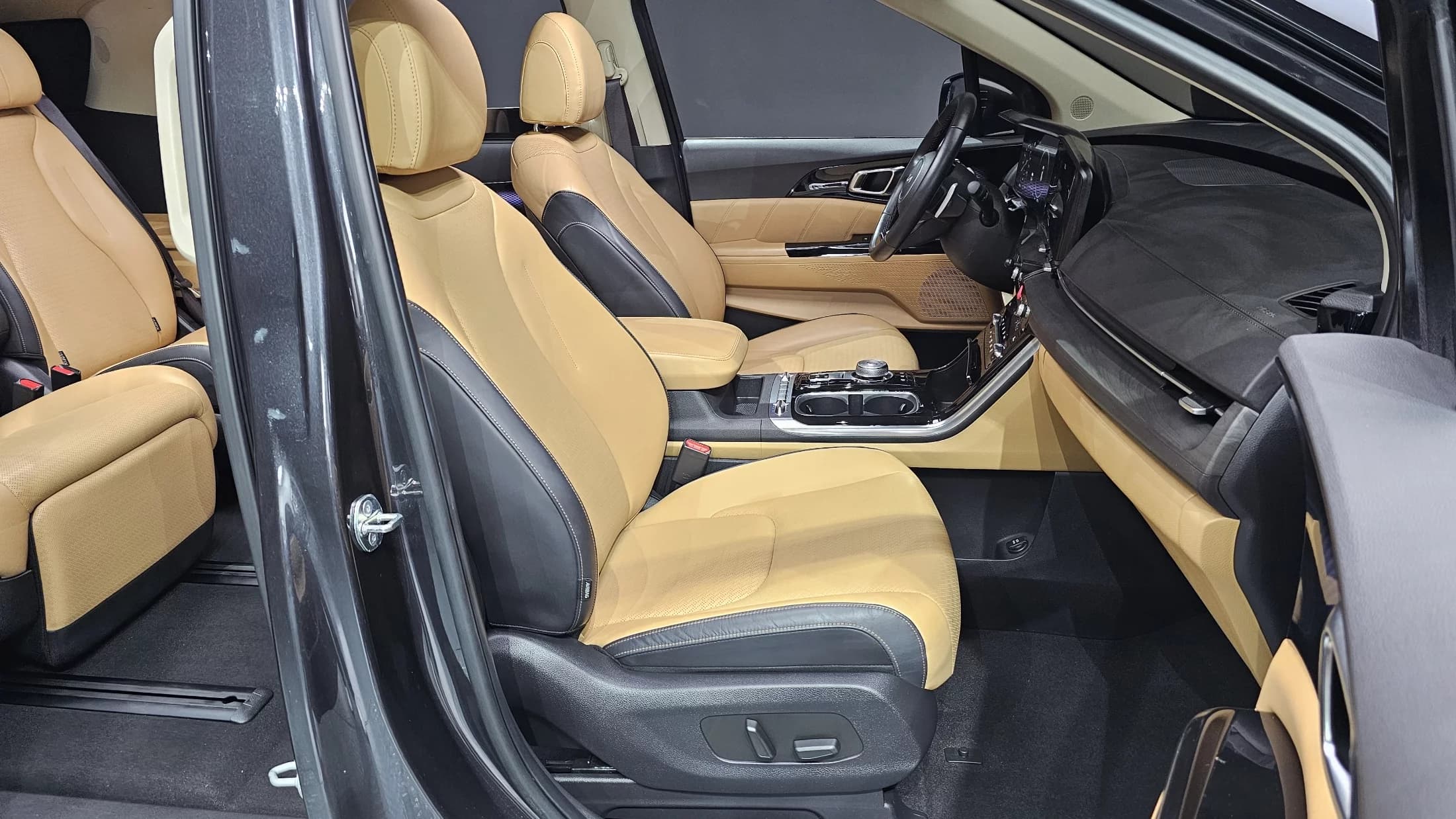Kia Carnival 7-Seater Signature, 2023 г. 32708 км. — фото 10