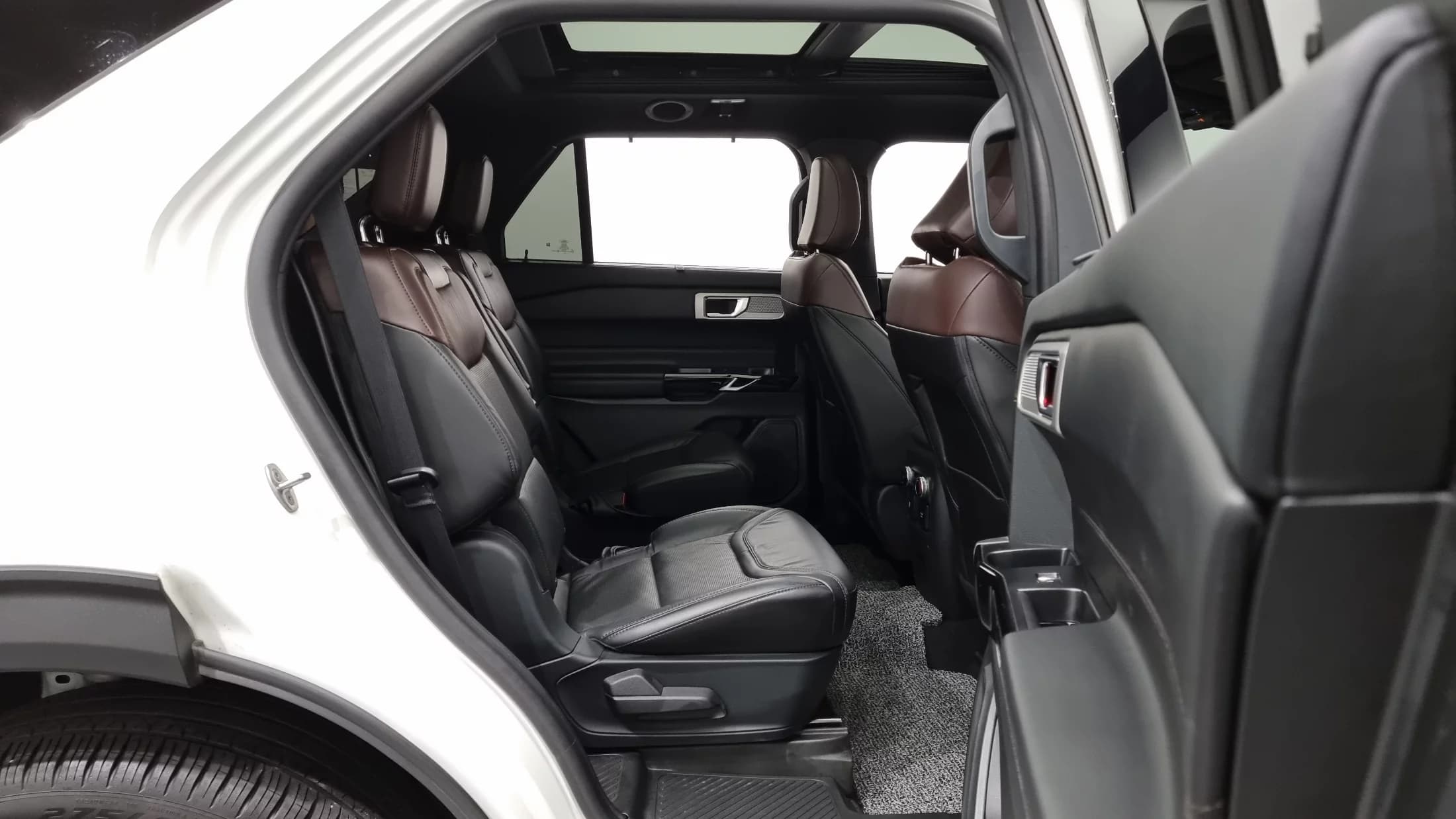 Ford EXPLORER 3.0 Platinum 4WD, 2023 г. 28078 км. — фото 12