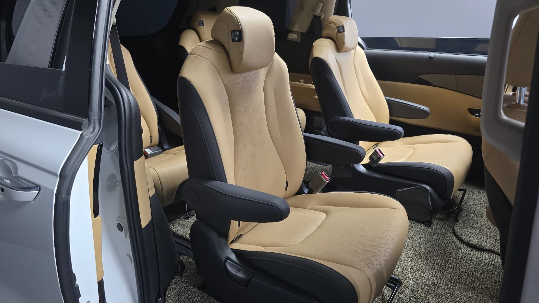 Kia Carnival 9-Seater Noblesse, 2023 г. 29835 км. — фото 12