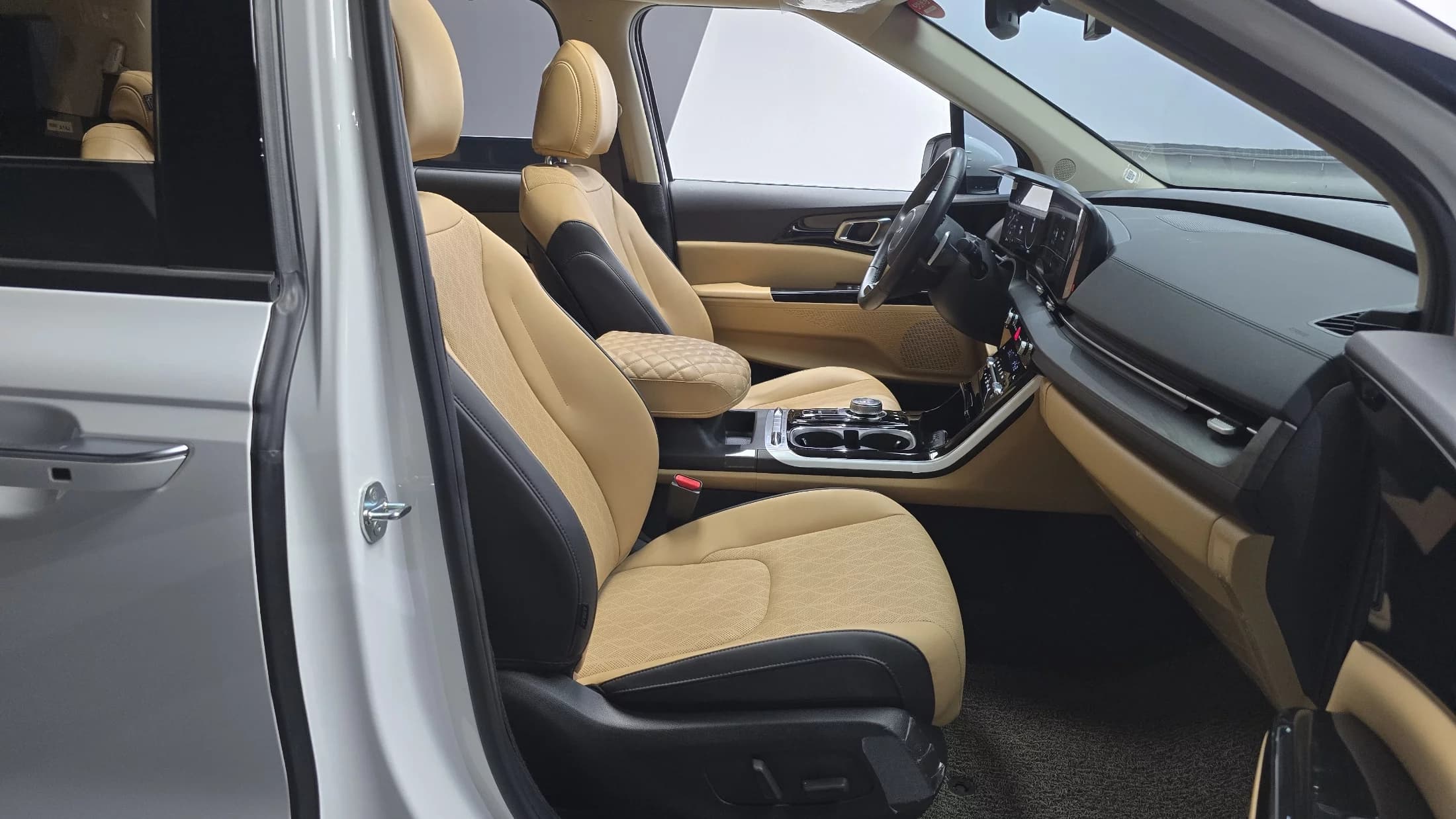 Kia Carnival 9-Seater Noblesse, 2023 г. 29835 км. — фото 10