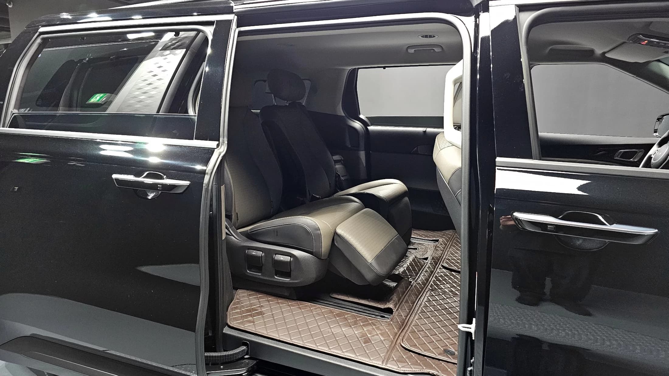 Kia Carnival Gasoline 7-Seater Gravity, 2024 г. 11086 км. — фото 12