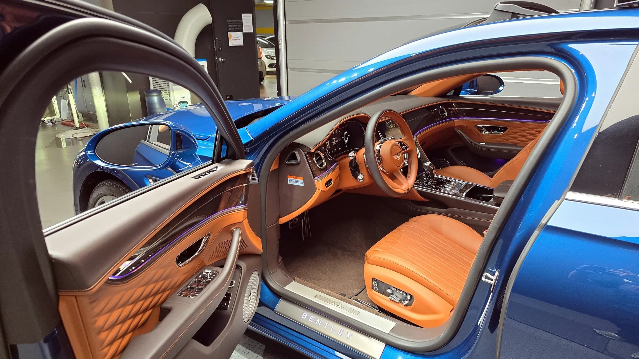 Bentley Flying Spur 4.0 Azure, 2023 г. 85384 км. — фото 11