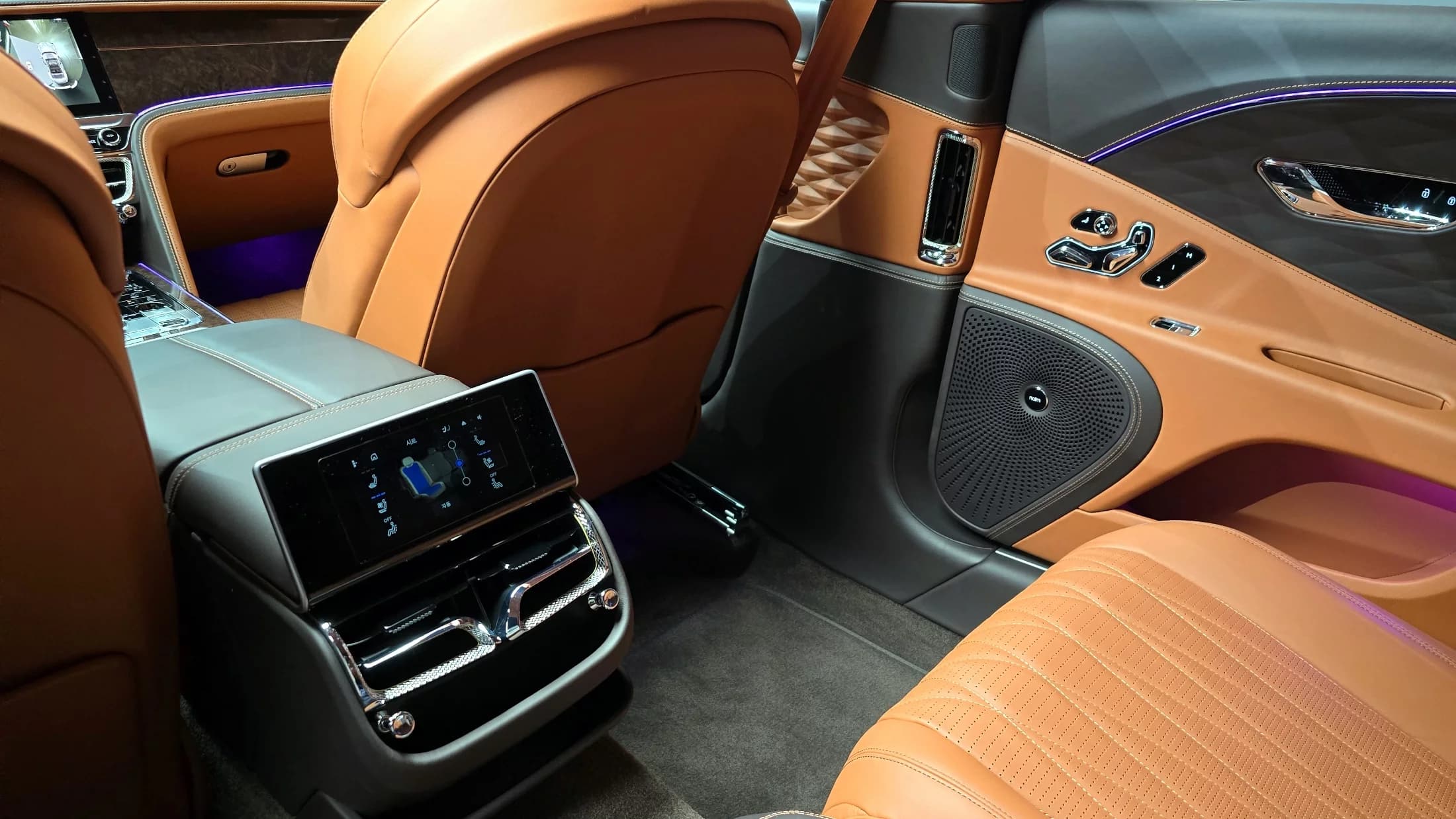 Bentley Flying Spur 4.0 Azure, 2023 г. 85384 км. — фото 17